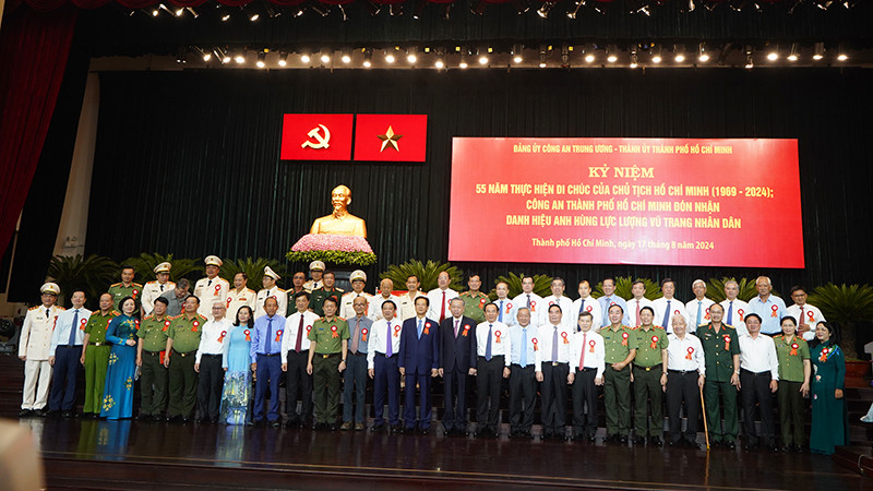Tổng Bí thư, Chủ tịch nước Tô Lâm chụp ảnh lưu niệm cùng các lãnh đạo, nguyên lãnh đạo Đảng, Nhà nước dự chương trình.