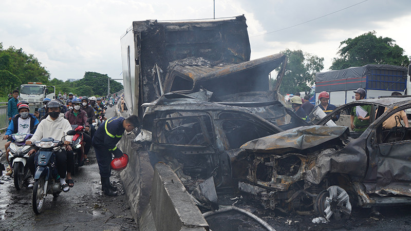 Chiếc xe tải bị lửa thiêu rụi phần ca bin sau va chạm.