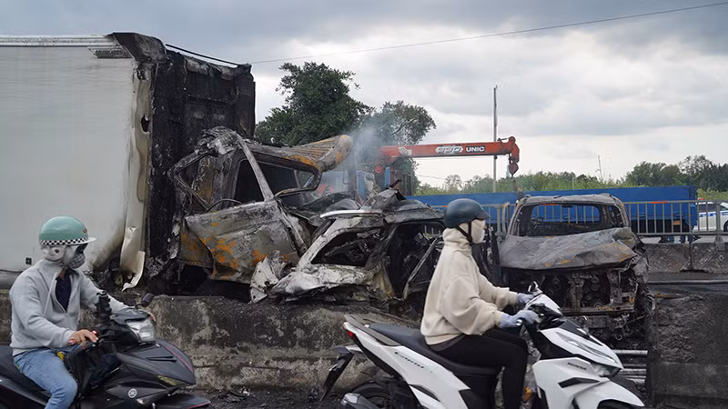 Bước đầu xác định có khoảng 8 ô-tô liên quan vụ tai nạn.