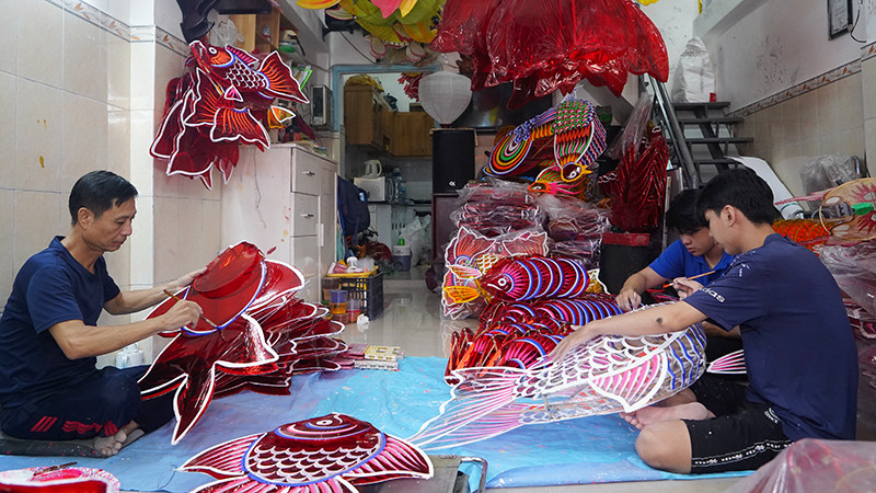 [Ảnh] Làng nghề lồng đèn truyền thống Phú Bình nhộn nhịp mùa Trung thu ảnh 1