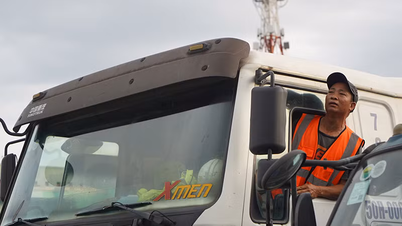 Theo chia sẻ của bác tài Nông Văn Khiêm, các tài xế chờ hơn 2 tiếng nhưng chưa thấy giao thông ổn định trở lại.