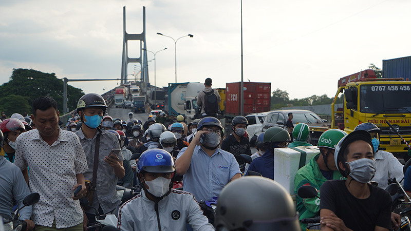 Rất đông người dân phải di chuyển khó khăn sau giờ tan tầm.