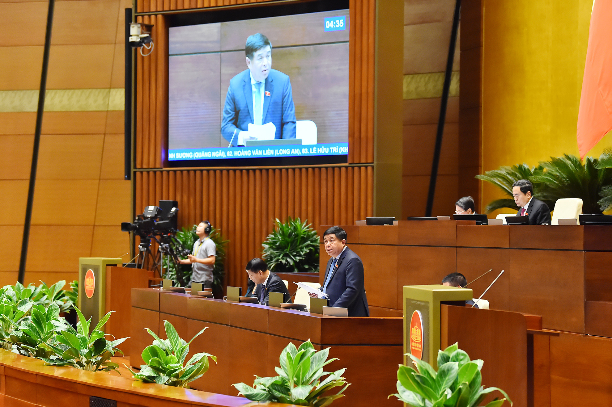 Bộ trưởng Kế hoạch và Đầu tư Nguyễn Chí Dũng phát biểu giải trình, làm rõ một số vấn đề đại biểu Quốc hội nêu.