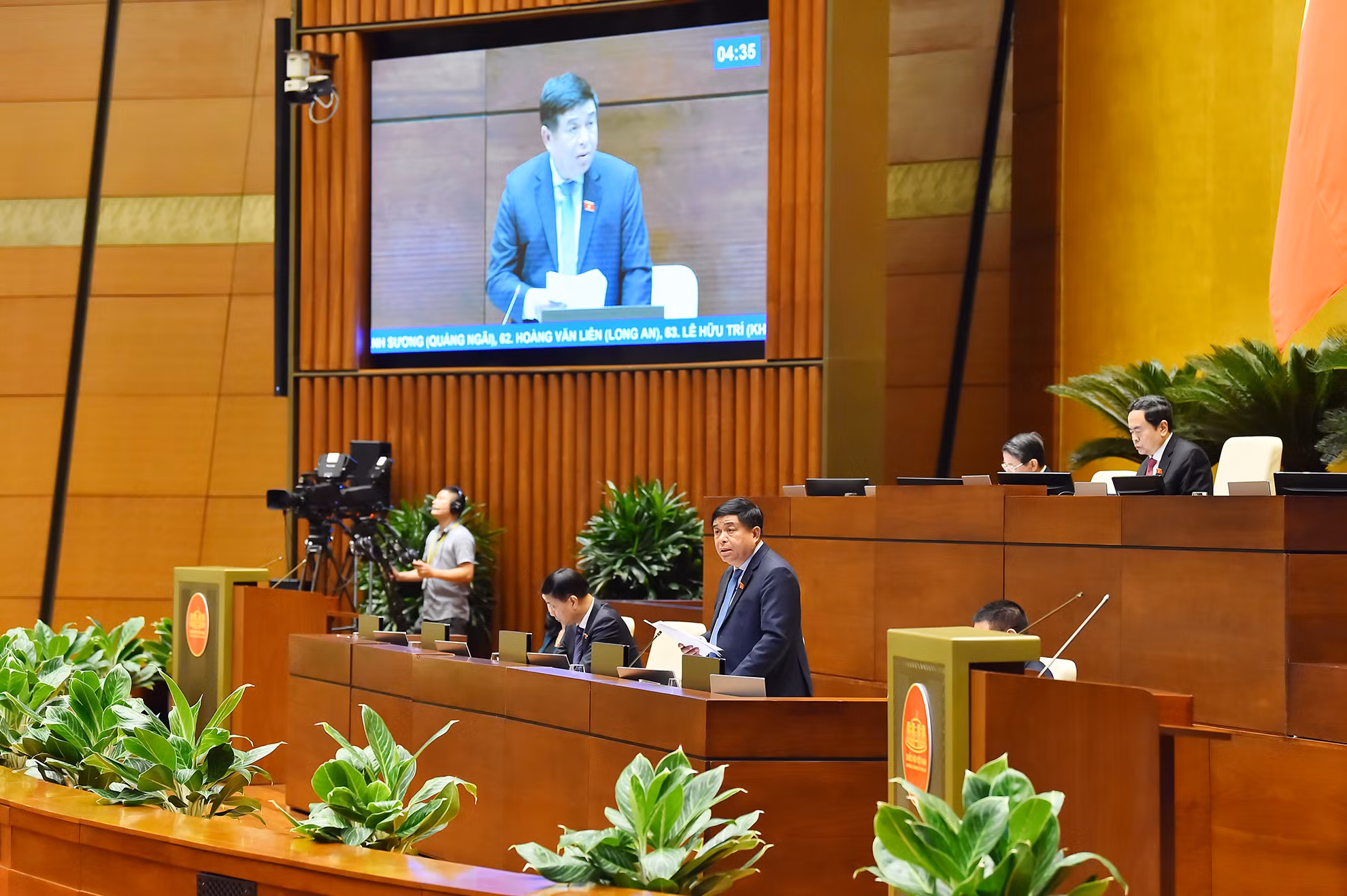 Bộ trưởng Kế hoạch và Đầu tư Nguyễn Chí Dũng phát biểu giải trình, làm rõ một số vấn đề đại biểu Quốc hội nêu.