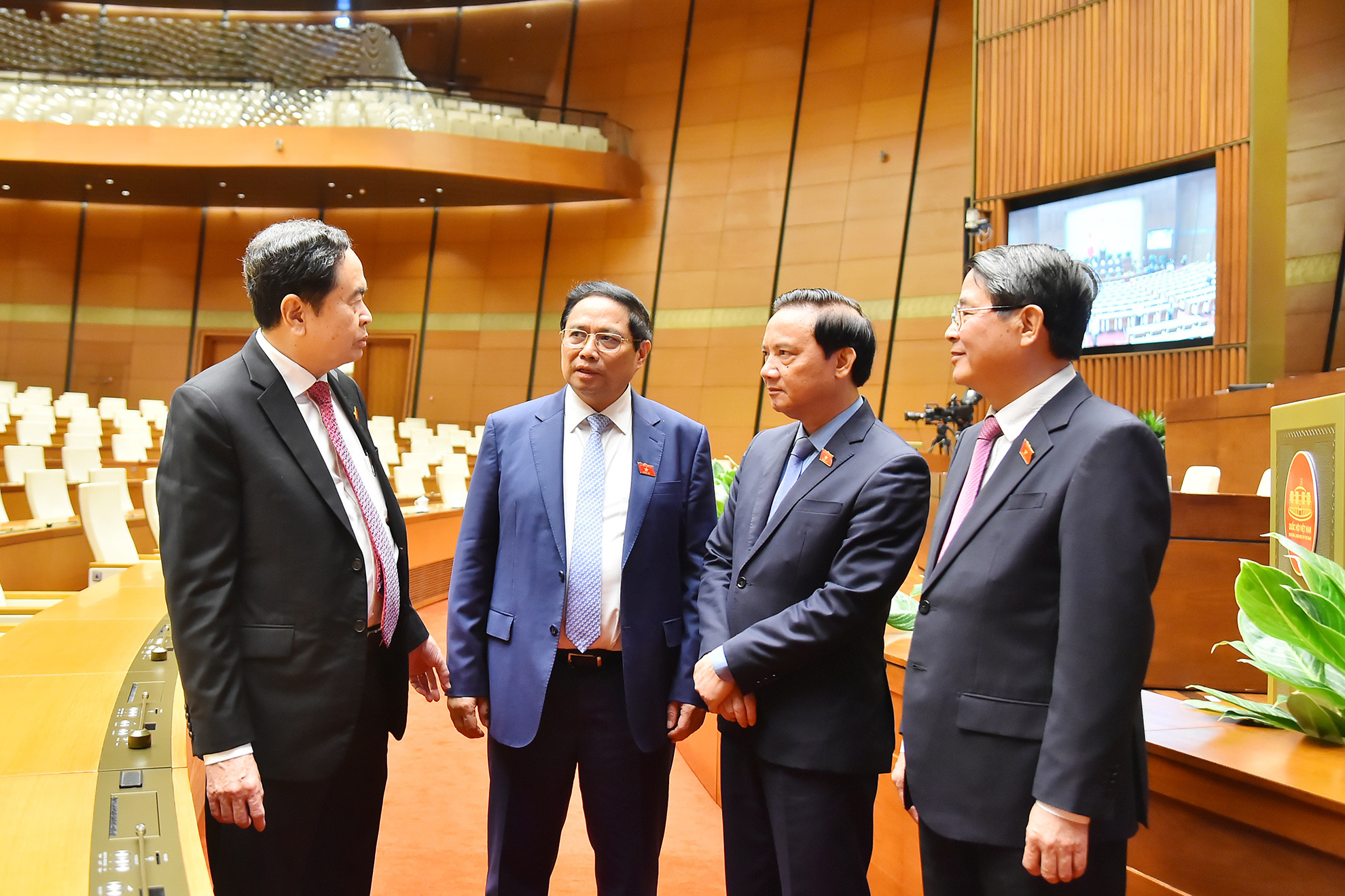 Thủ tướng Phạm Minh Chính trao đổi với Chủ tịch Quốc hội Trần Thanh Mẫn và các Phó Chủ tịch Quốc hội bên lề phiên thảo luận.