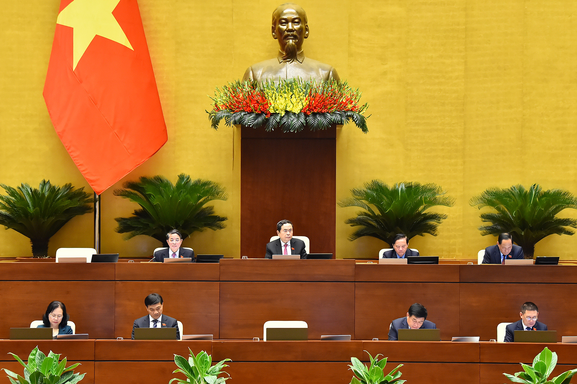 Chủ tịch Quốc hội Trần Thanh Mẫn và các Phó Chủ tịch Quốc hội dự phiên thảo luận tại Hội trường Diên Hồng.