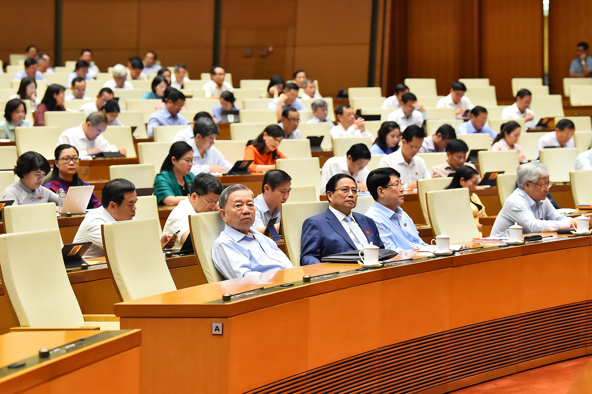 Chủ tịch nước Tô Lâm, Thủ tướng Phạm Minh Chính, Thường trực Ban Bí thư Lương Cường, Chủ tịch Ủy ban Trung ương Mặt trận Tổ quốc Việt Nam Đỗ Văn Chiến và các đại biểu Quốc hội tham dự phiên thảo luận.