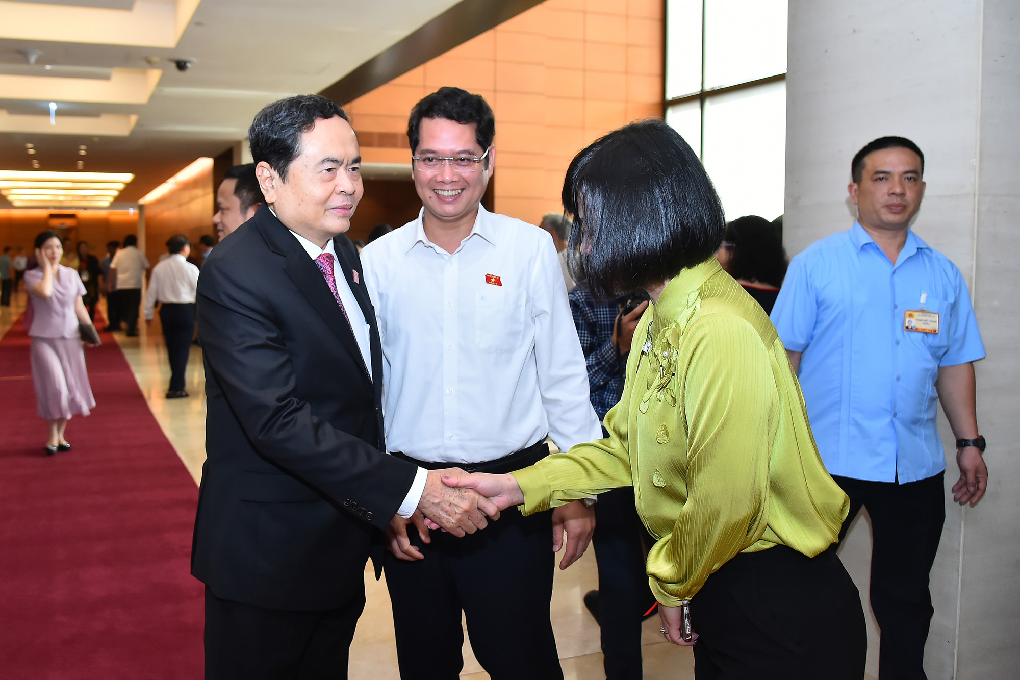 Chủ tịch Quốc hội Trần Thanh Mẫn với các đại biểu bên lề phiên thảo luận tại hành lang Quốc hội.