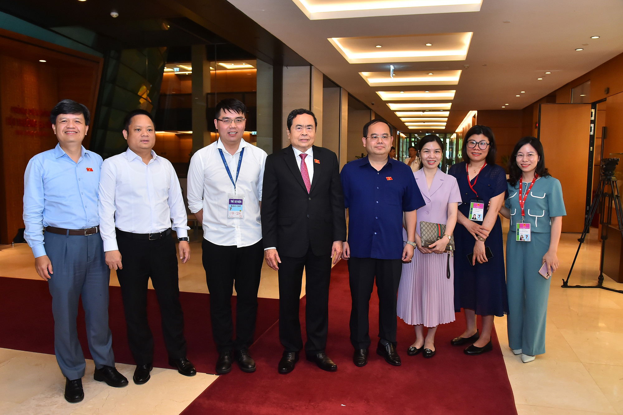 Chủ tịch Quốc hội Trần Thanh Mẫn với các đại biểu và phóng viên các cơ quan thông tấn, báo chí tham dự đưa tin về kỳ họp bên lề phiên thảo luận.