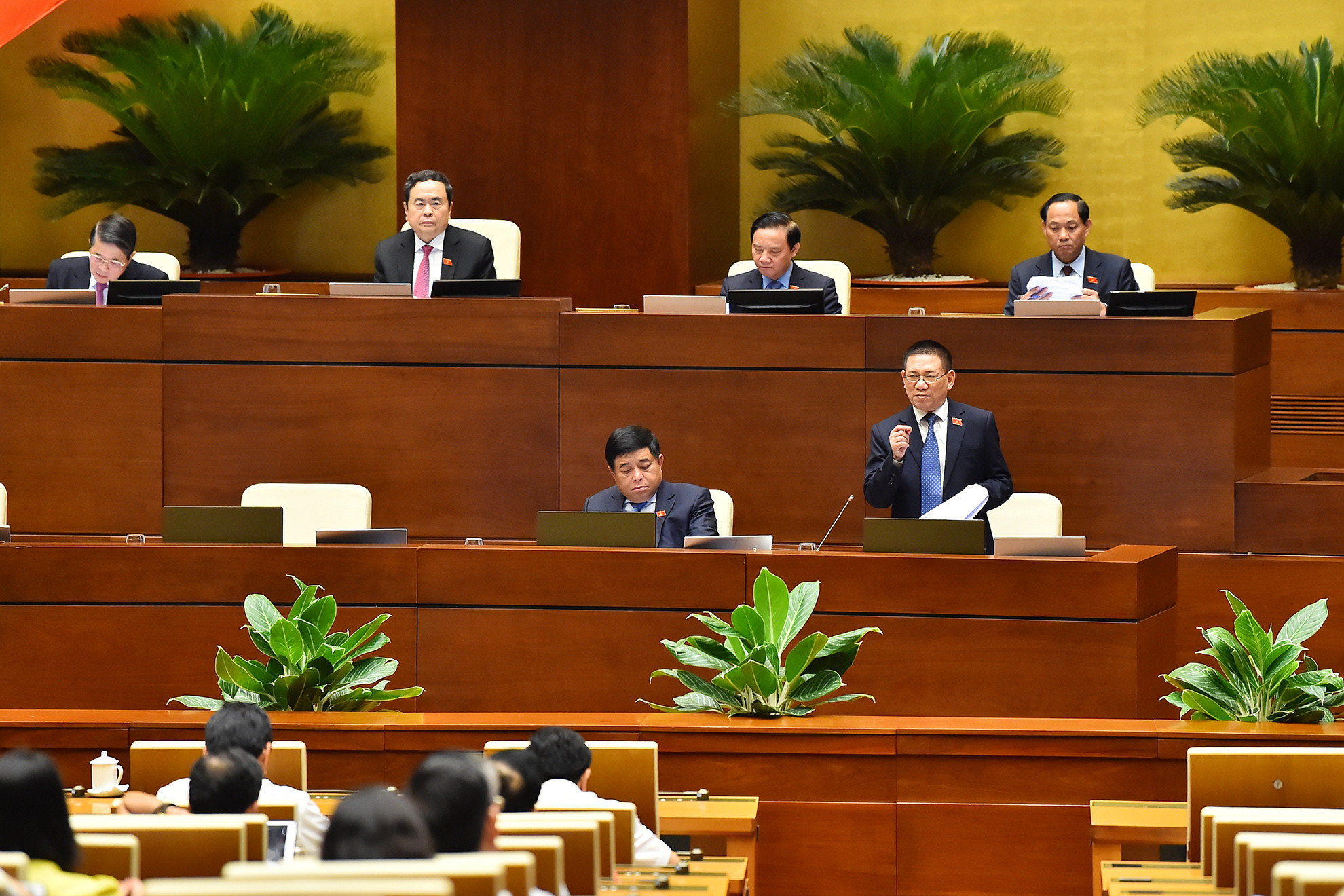 Cuối phiên thảo luận, các thành viên Chính phủ đã dành thời gian phát biểu giải trình, làm rõ một số vấn đề đại biểu Quốc hội nêu. Trong ảnh: Bộ trưởng Tài chính Hồ Đức Phớc phát biểu giải trình, làm rõ một số vấn đề đại biểu Quốc hội nêu.