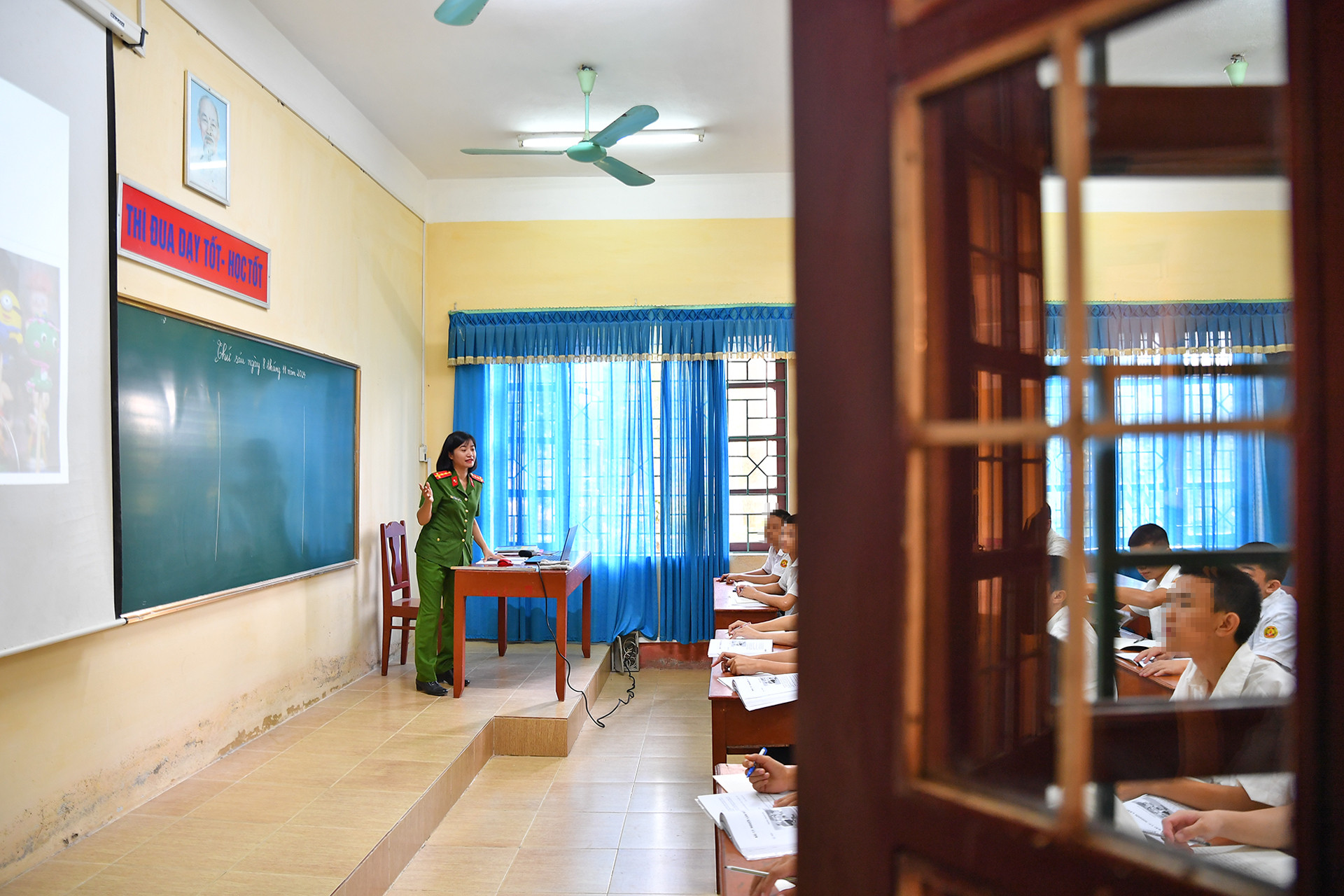 Chia sẻ với phóng viên Báo Nhân Dân, cô giáo Lê Thị Hồng Lụa cho biết, phần lớn học sinh bỏ học đã lâu, ý thức và mục tiêu học tập cũng gần như không còn. Do đó, bên cạnh việc dạy kiến thức, chị đã chú trọng hình thành trong các em lối sống lành mạnh, có trách nhiệm, hướng thiện để trở thành công dân có ích cho xã hội.