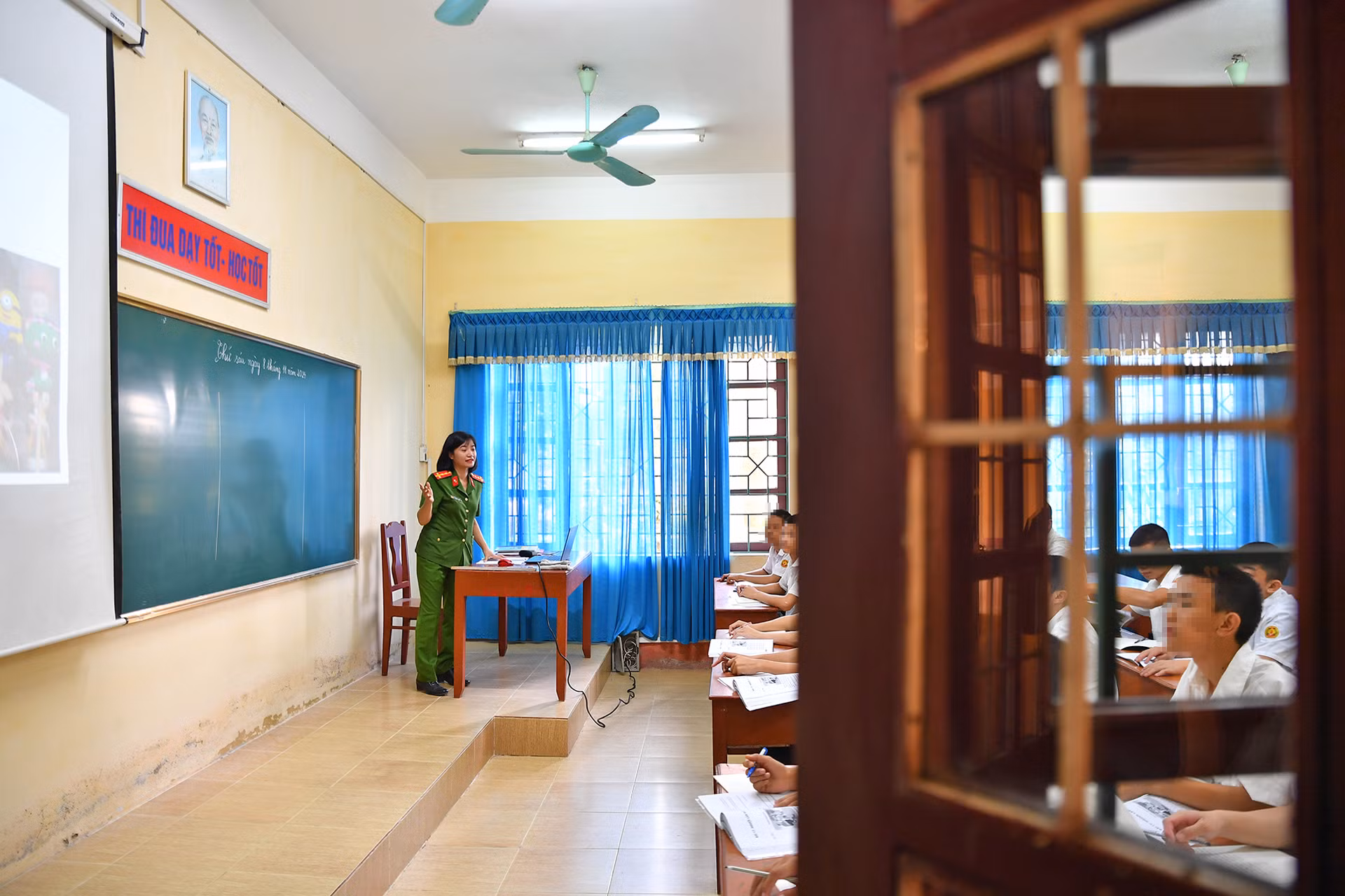 Chia sẻ với phóng viên Báo Nhân Dân, cô giáo Lê Thị Hồng Lụa cho biết, phần lớn học sinh bỏ học đã lâu, ý thức và mục tiêu học tập cũng gần như không còn. Do đó, bên cạnh việc dạy kiến thức, chị đã chú trọng hình thành trong các em lối sống lành mạnh, có trách nhiệm, hướng thiện để trở thành công dân có ích cho xã hội.