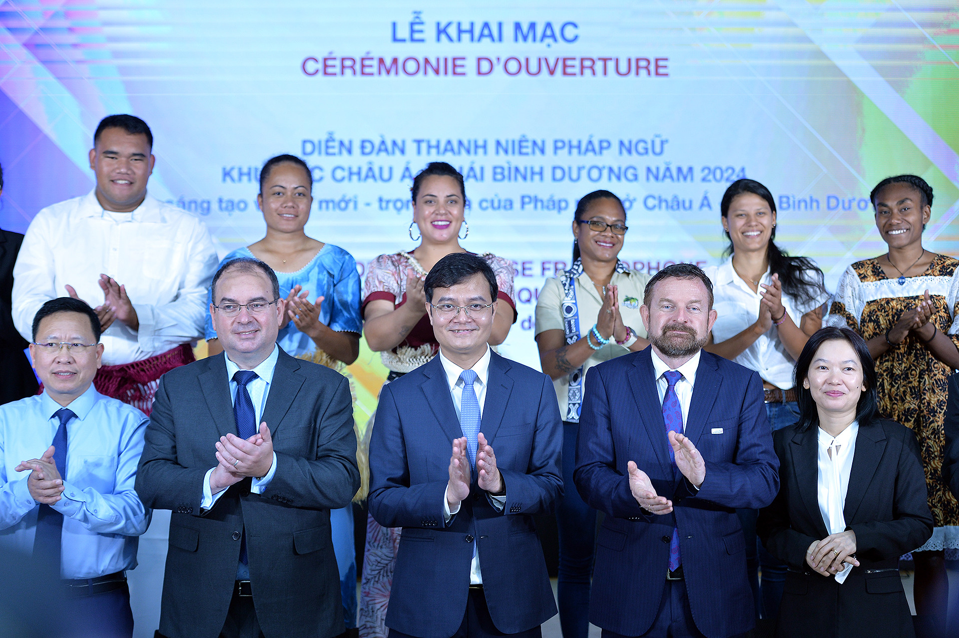 Không khí của Diễn đàn trở nên thân mật, ấm cúng hơn rất nhiều sau nghi lễ đặc sắc mà các đại biểu quốc tế mang tới. Không khí của Diễn đàn trở nên thân mật, ấm cúng hơn rất nhiều sau nghi lễ đặc sắc mà các đại biểu quốc tế mang tới.