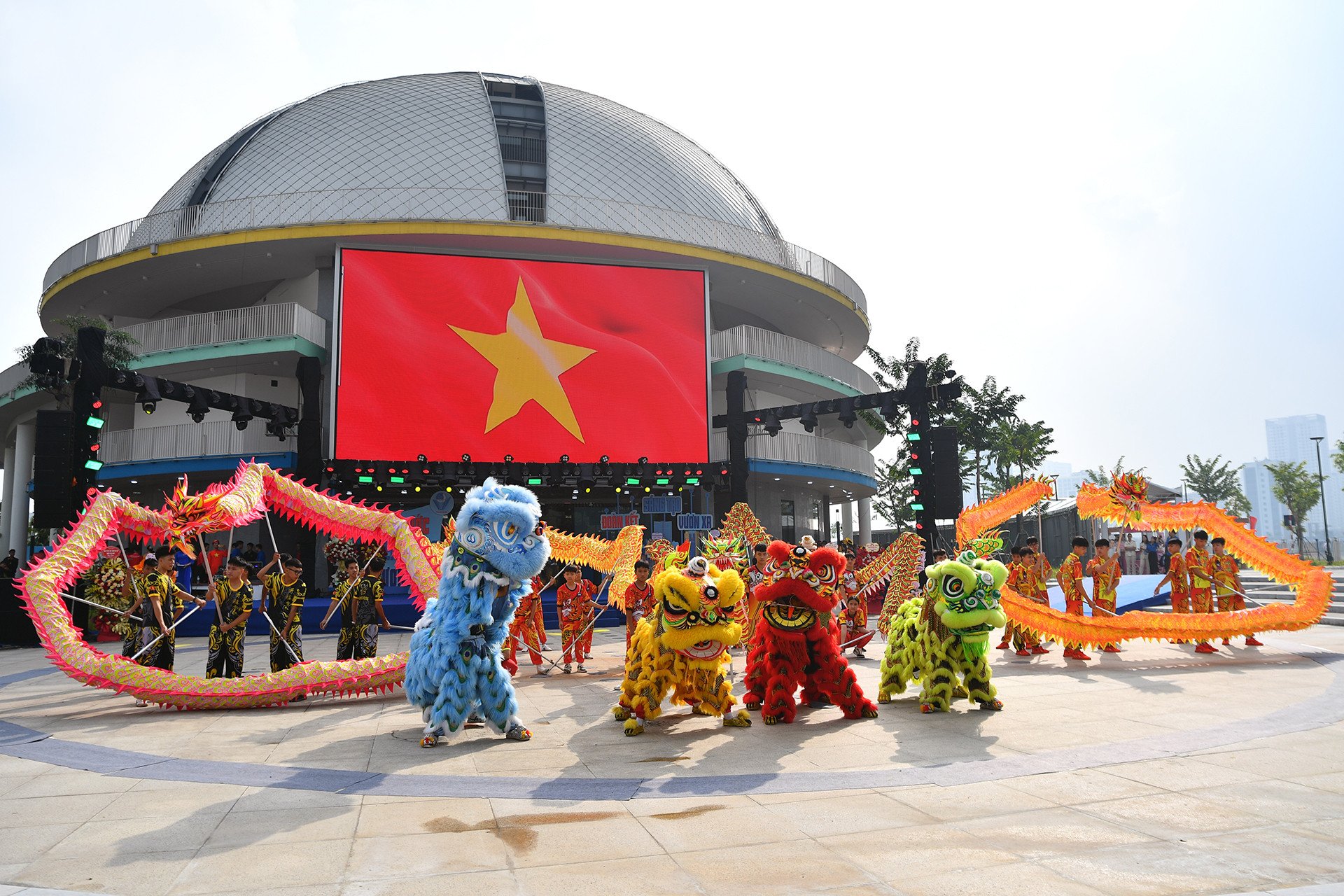 Bầu không khí sáng sớm được khuấy động bởi các đội hình lân sư rồng đến từ những võ đường lâu năm của thành phố Hà Nội.