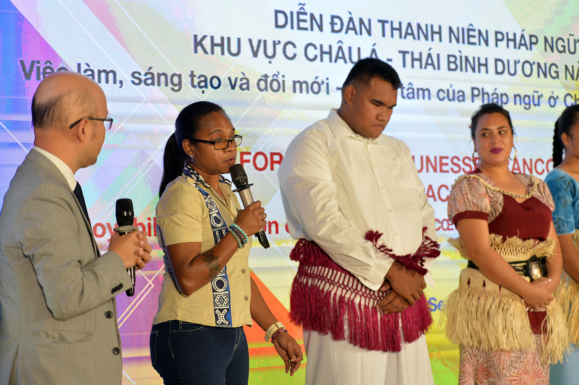 Theo giải thích của các đại biểu, một số vùng lãnh thổ như New Caledonia (Pháp), Polynesia (Pháp) Wallis và Futuna (Pháp)... vẫn giữ nguyên tập tục cổ xưa trong nghi lễ ngoại giao. Theo giải thích của các đại biểu, một số vùng lãnh thổ như New Caledonia (Pháp), Polynesia (Pháp) Wallis và Futuna (Pháp)... vẫn giữ nguyên tập tục cổ xưa trong nghi lễ ngoại giao.