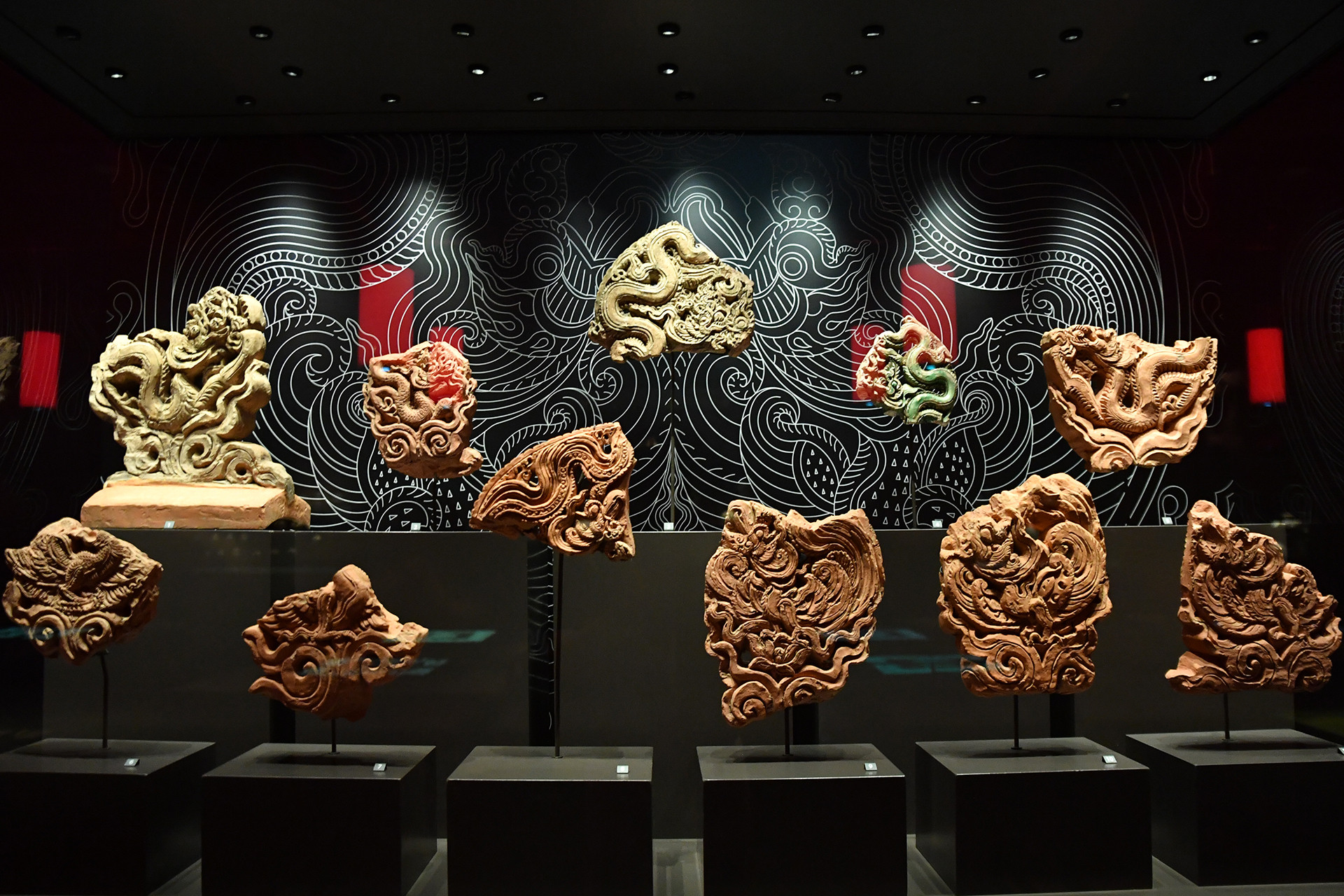 Đầu rồng trang trí trên mái cung điện thời Lý (từ thế kỷ 11 đến thế kỷ 13). Phần lớn các cổ vật này đã bị đập vỡ khi sử dụng làm đường đi cùng gạch, ngói và đồ sành. Đầu rồng trang trí trên mái cung điện thời Lý (từ thế kỷ 11 đến thế kỷ 13). Phần lớn các cổ vật này đã bị đập vỡ khi sử dụng làm đường đi cùng gạch, ngói và đồ sành.