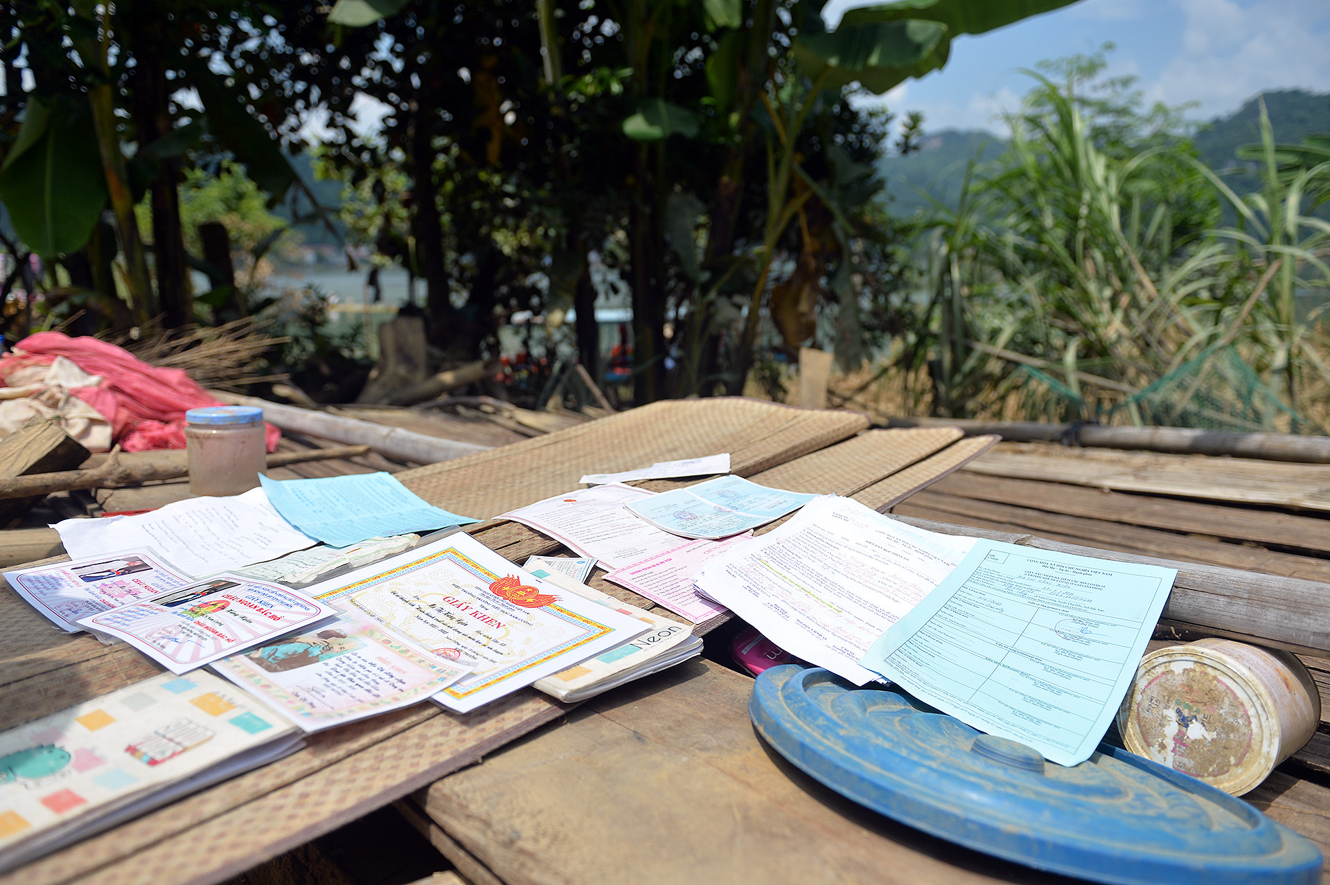 Tại xã Nam Cường (huyện Chợ Đồn, tỉnh Bắc Kạn), bà con ai cũng biết tới hoàn cảnh khó khăn của gia đình em Ma Thị Hằng Ngân. Học giỏi, chăm ngoan, nhưng tất cả những gì mà Hằng Ngân còn giữ lại được sau khi cơn bão số 3 đi qua chỉ là vài tấm giấy khen, chứng nhận lấm lem bùn đất.