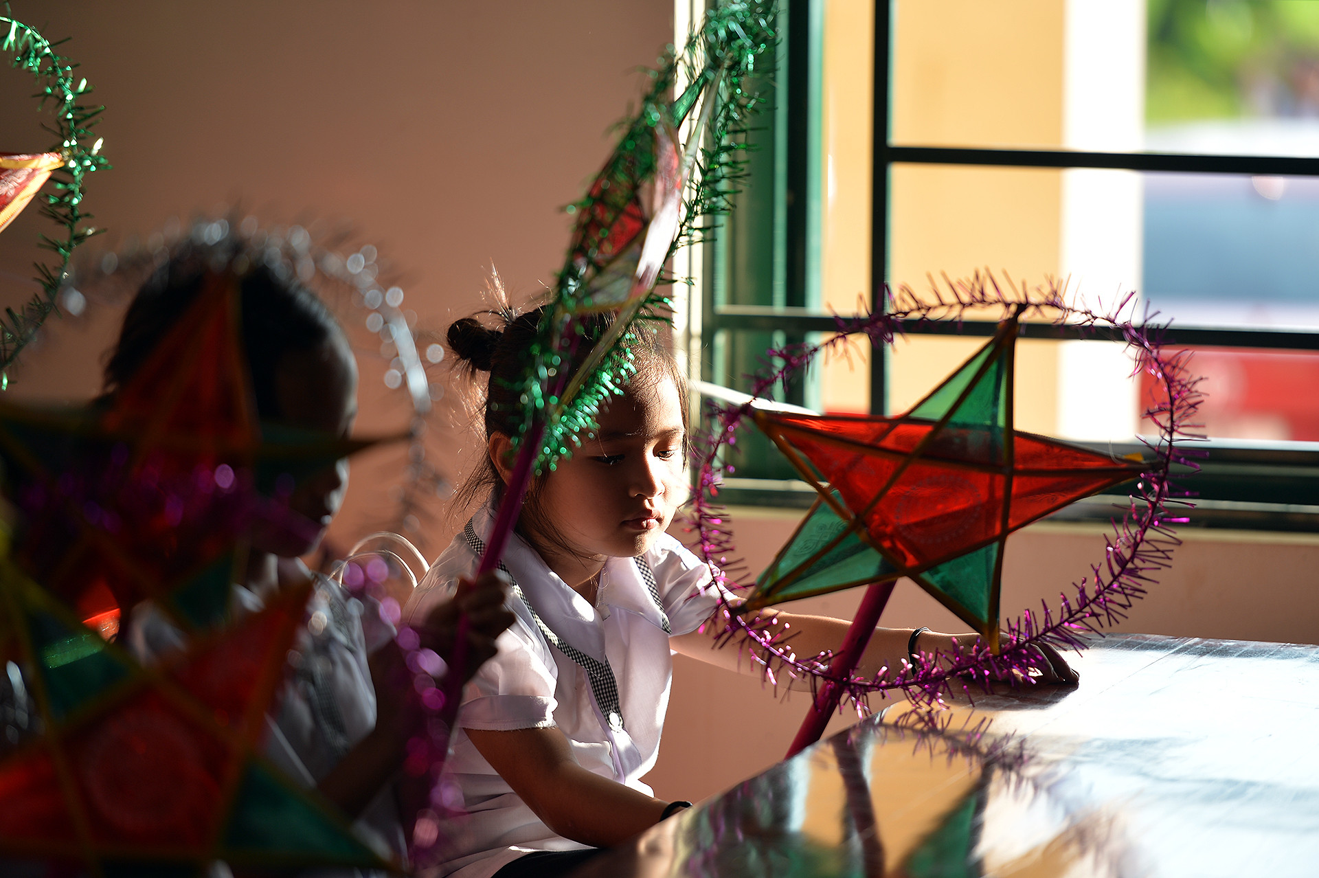 Nhận nhiều món quà đong đầy tình cảm của các anh chị đoàn viên, thanh niên, nhưng niềm vui của những "búp măng non" vẫn có gì đó chưa trọn vẹn.