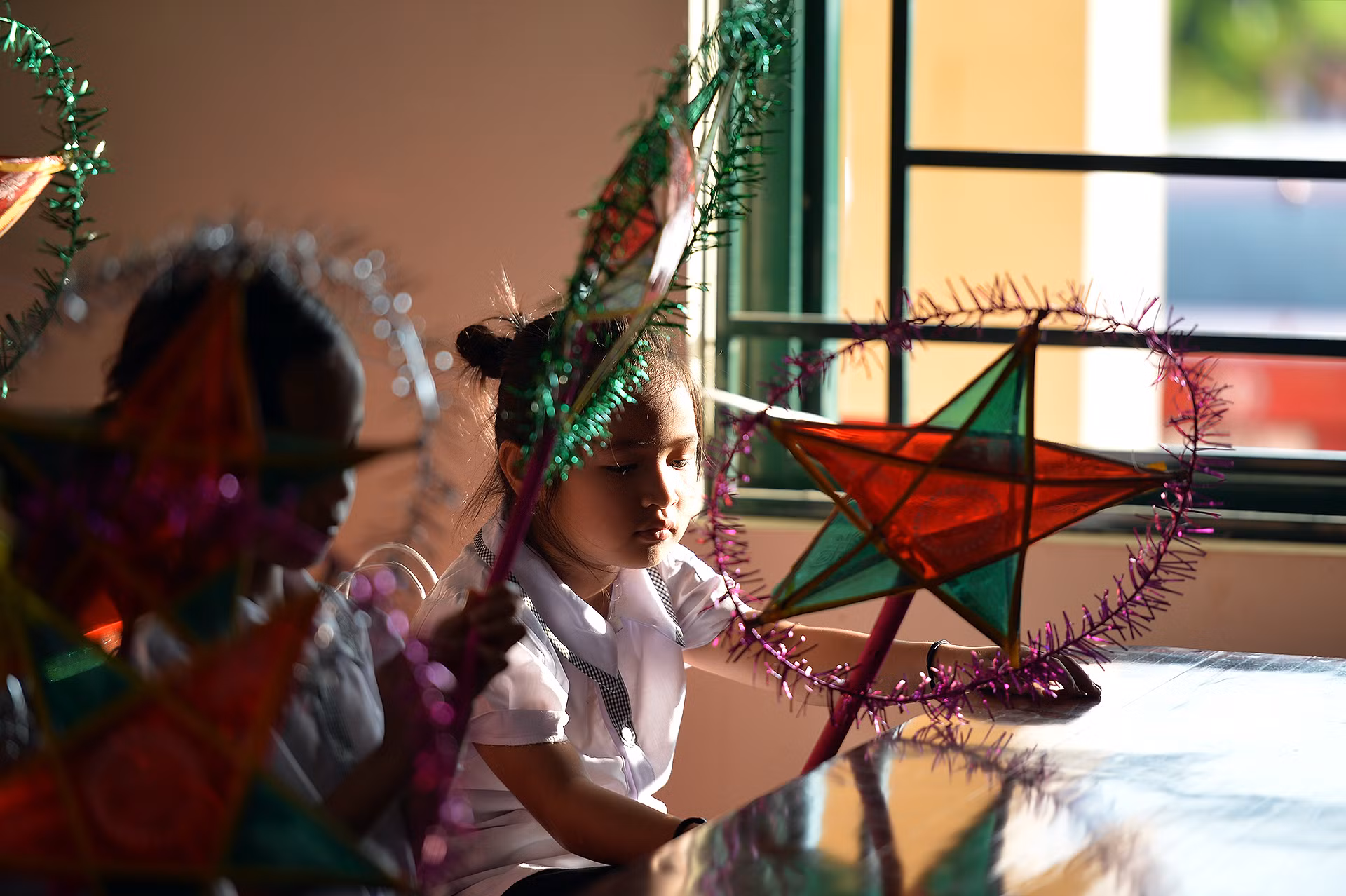 Nhận nhiều món quà đong đầy tình cảm của các anh chị đoàn viên, thanh niên, nhưng niềm vui của những "búp măng non" vẫn có gì đó chưa trọn vẹn.