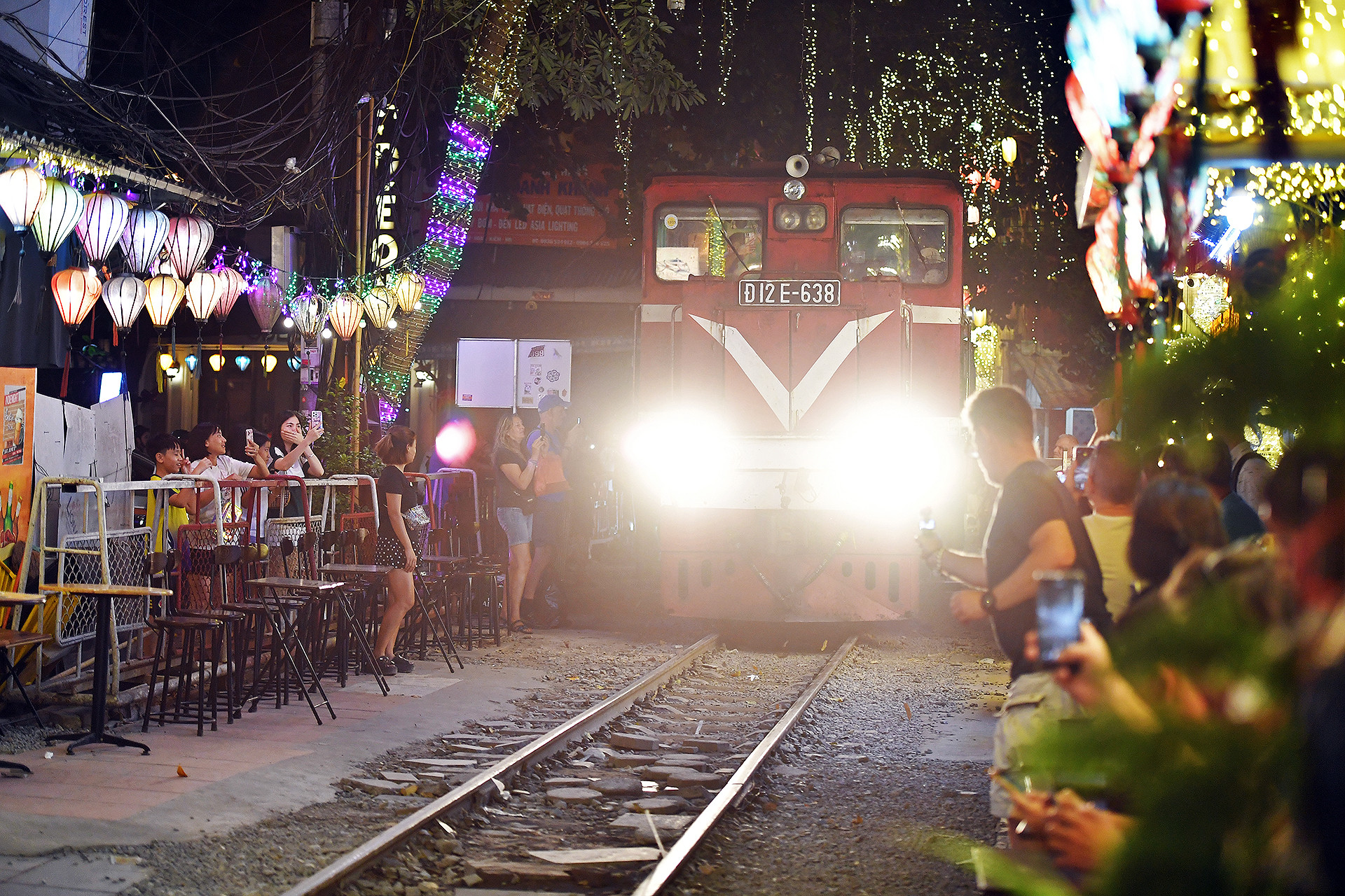 Tuy nhiên, rõ ràng những phương pháp xử lý của các tiểu thương là không đủ, bởi luôn có những du khách quá phấn khích mà không màng đến việc tự bảo vệ bản thân cũng như bảo đảm hành lang an toàn đường sắt. Trước những toa tàu nặng hàng chục tấn đang lầm lũi tiến tới, không ít người vẫn bất chấp, thậm chí cố tình tiến đến thật gần để lưu lại khoảnh khắc "để đời".