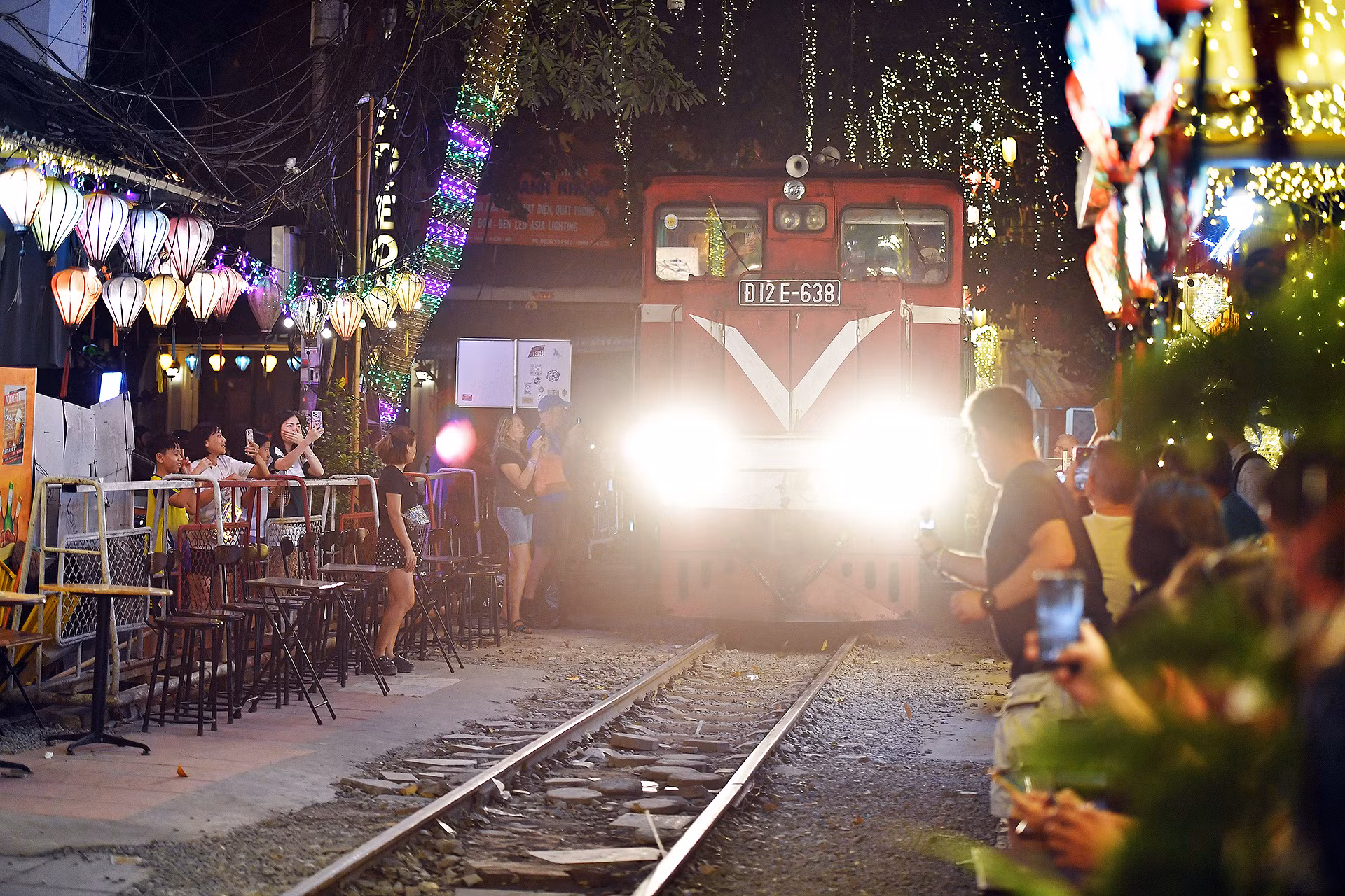 Tuy nhiên, rõ ràng những phương pháp xử lý của các tiểu thương là không đủ, bởi luôn có những du khách quá phấn khích mà không màng đến việc tự bảo vệ bản thân cũng như bảo đảm hành lang an toàn đường sắt. Trước những toa tàu nặng hàng chục tấn đang lầm lũi tiến tới, không ít người vẫn bất chấp, thậm chí cố tình tiến đến thật gần để lưu lại khoảnh khắc "để đời". Tuy nhiên, rõ ràng những phương pháp xử lý của các tiểu thương là không đủ, bởi luôn có những du khách quá phấn khích mà không màng đến việc tự bảo vệ bản thân cũng như bảo đảm hành lang an toàn đường sắt. Trước những toa tàu nặng hàng chục tấn đang lầm lũi tiến tới, không ít người vẫn bất chấp, thậm chí cố tình tiến đến thật gần để lưu lại khoảnh khắc "để đời".