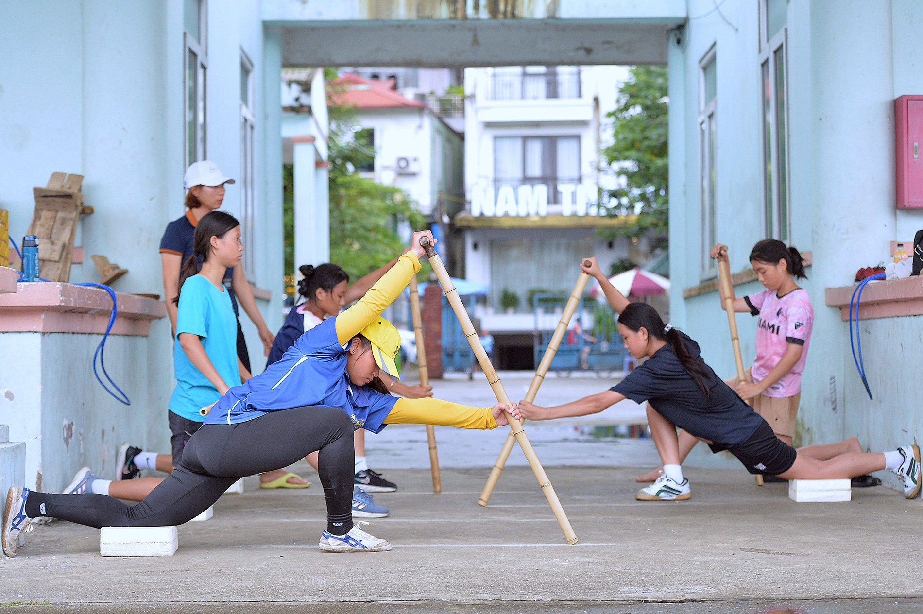 Nhiều vận động viên còn rất trẻ rèn luyện kỹ năng làm chủ mái chèo ở trên bờ trước khi "thực chiến" dưới nước.