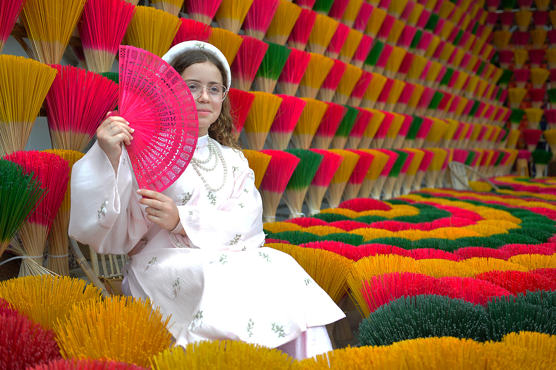 Không chỉ du khách trong nước, nhiều bạn trẻ nước ngoài đến với Cố đô Huế cũng mong muốn khoác lên mình bộ cổ phục truyền thống Việt Nam. Những khoảnh khắc này sẽ góp phần quảng bá hình ảnh nước ta đi thật xa đến với bạn bè khắp năm châu.