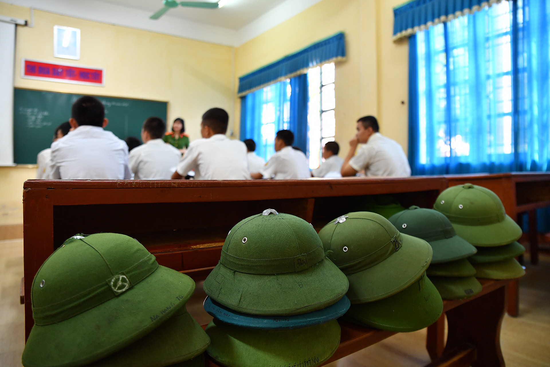 Không những không sợ hãi, cô gái có dáng người nhỏ nhắn đã quyết định nắm lấy mái chèo của "con đò" vô cùng đặc biệt, với những "hành khách" từng là nỗi lo của cộng đồng. Năm 2012, sau khi tốt nghiệp Trường Đại học Hoa Lư (Ninh Bình), chị Lụa được tuyển dụng vào Đội giáo viên văn hóa của Trường giáo dưỡng số 2.