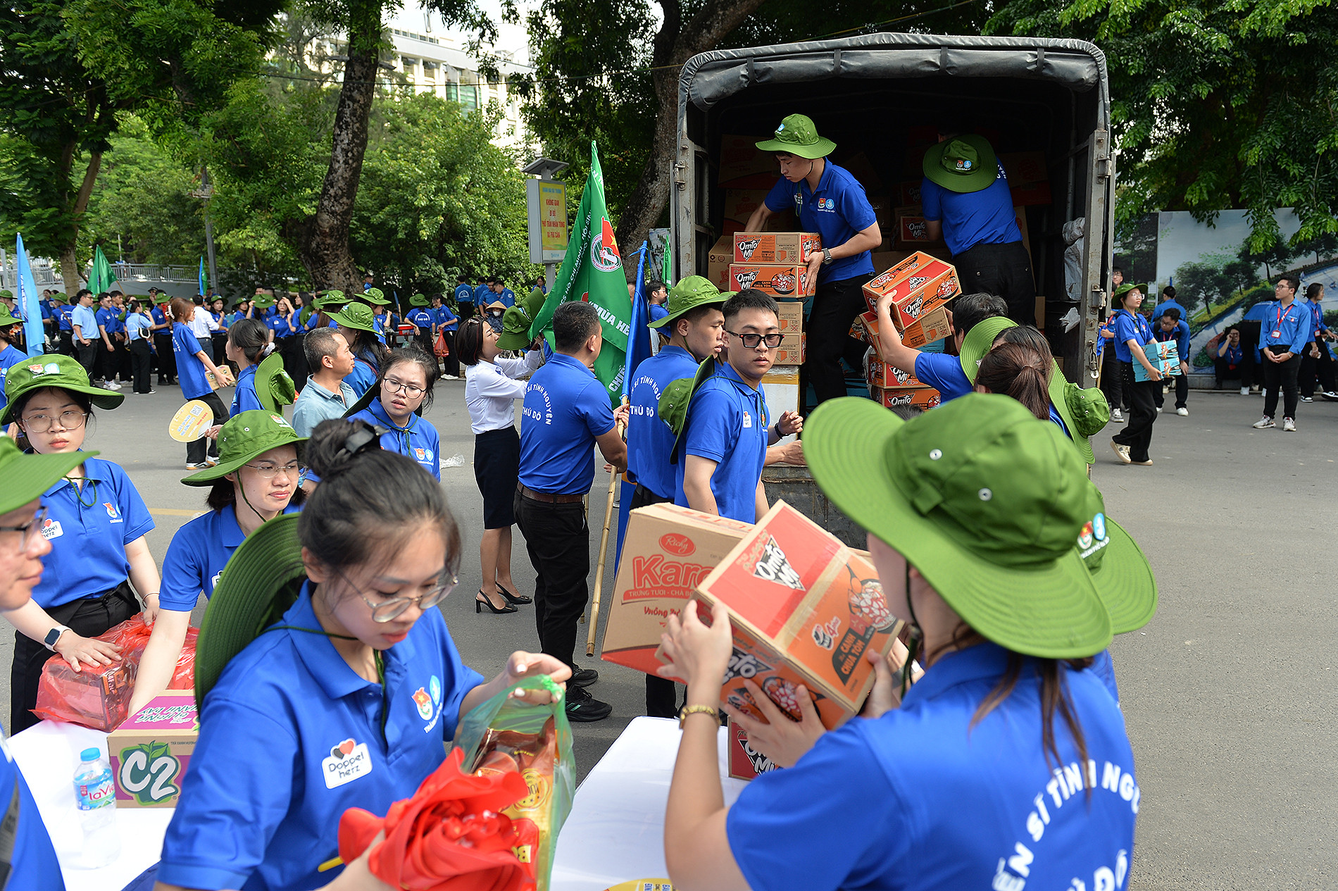 Các vật dụng, nhu yếu phẩm phục vụ hoạt động tình nguyện được chuyển lên xe tải. Các vật dụng, nhu yếu phẩm phục vụ hoạt động tình nguyện được chuyển lên xe tải.