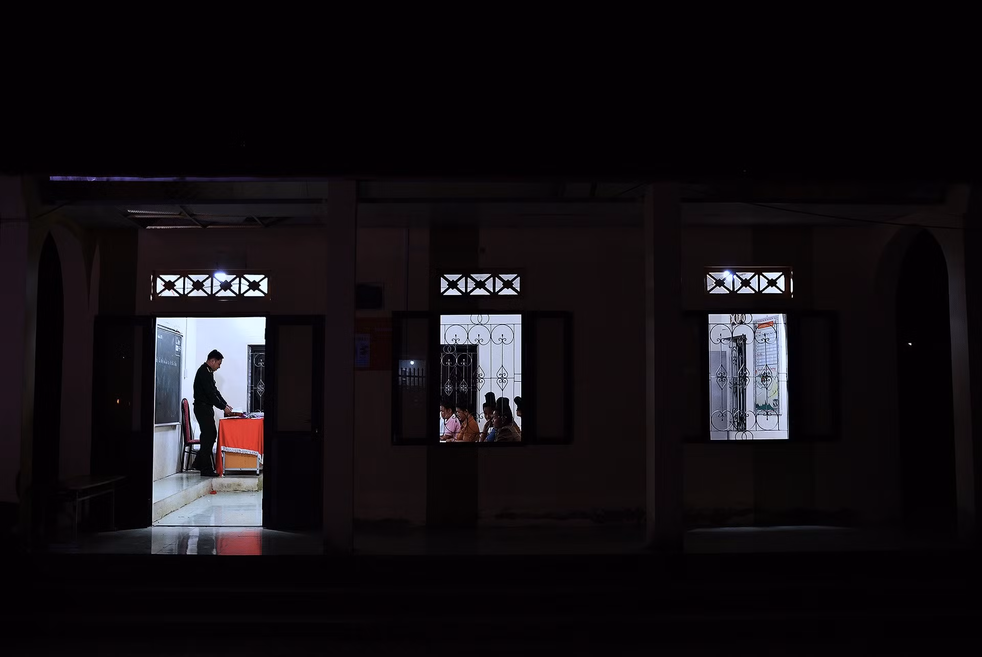 Mỗi tối, từ 19 giờ đến khoảng 21 giờ 30 phút, "lớp bình dân học vụ" của "thầy Thoại" lại sáng đèn. Từ cách xa hàng trăm mét, người đi đường đã có thể nghe thấy tiếng ê a đánh vần từ trong lớp phát ra văng vẳng giữa núi rừng trùng điệp. Mỗi tối, từ 19 giờ đến khoảng 21 giờ 30 phút, "lớp bình dân học vụ" của "thầy Thoại" lại sáng đèn. Từ cách xa hàng trăm mét, người đi đường đã có thể nghe thấy tiếng ê a đánh vần từ trong lớp phát ra văng vẳng giữa núi rừng trùng điệp.