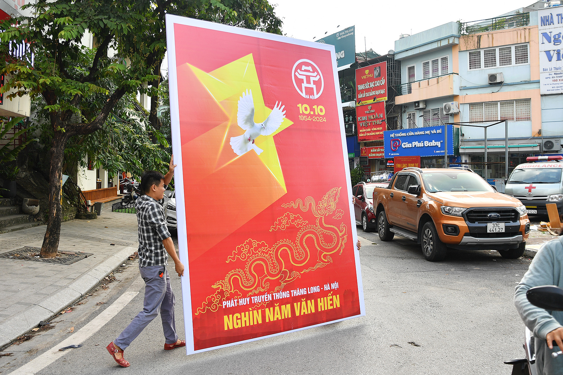 Trên khắp các phố phường, công tác trang hoàng cũng đang được tiến hành khẩn trương.