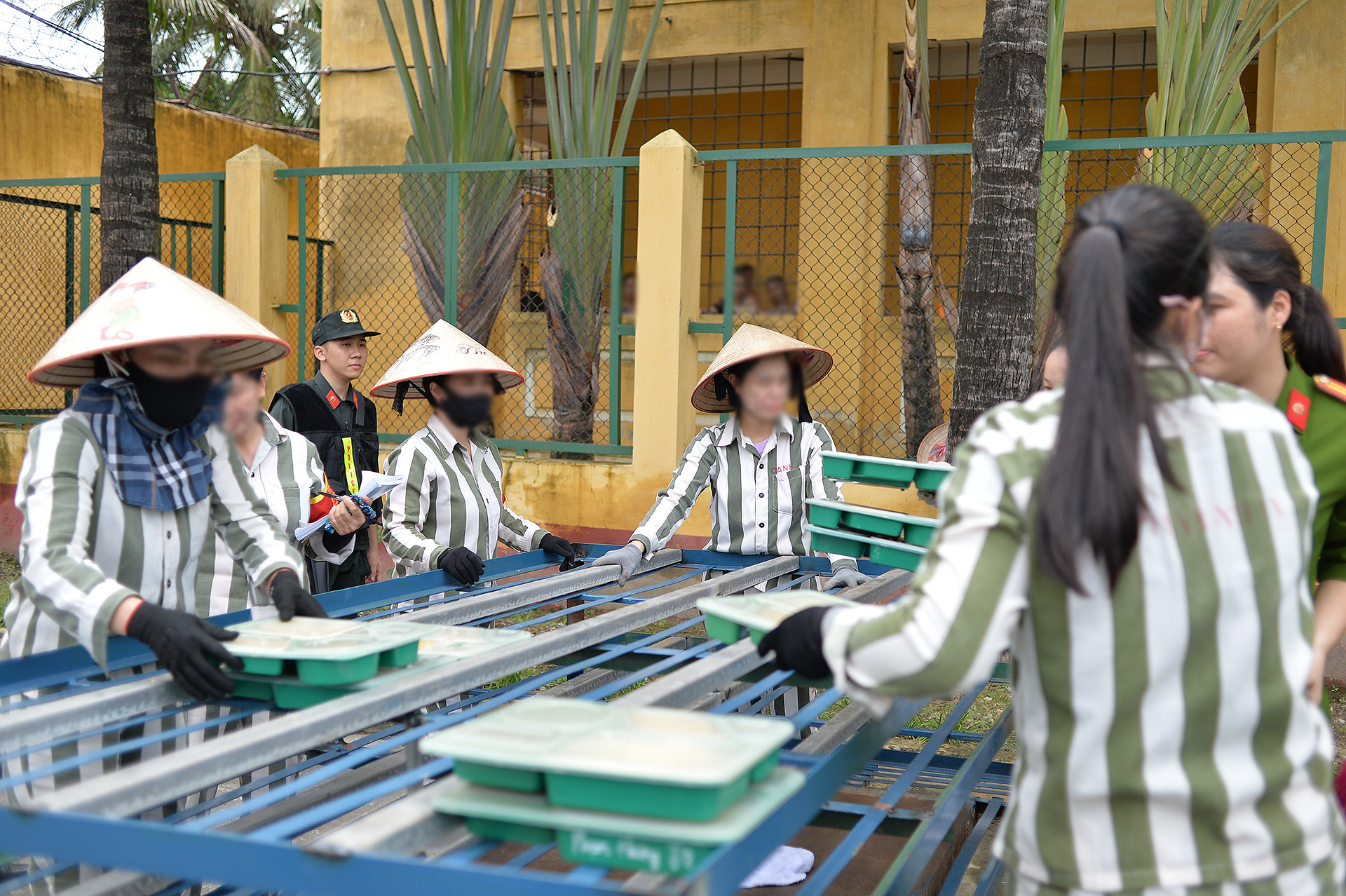 Công đoạn phát bữa ăn cũng có sự hỗ trợ năng nổ của các nữ phạm nhân được chỉ định từ trước.