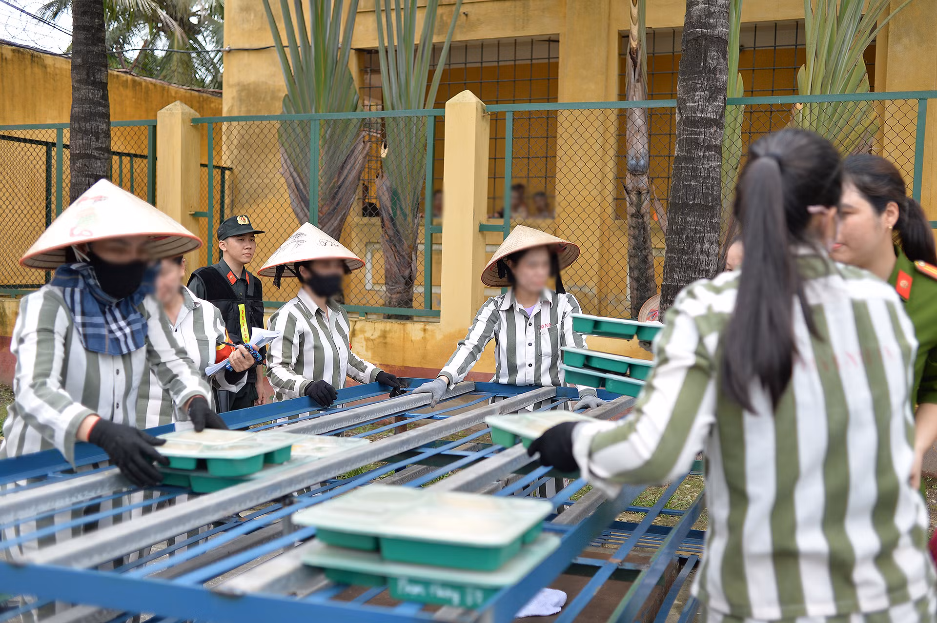 Công đoạn phát bữa ăn cũng có sự hỗ trợ năng nổ của các nữ phạm nhân được chỉ định từ trước.
