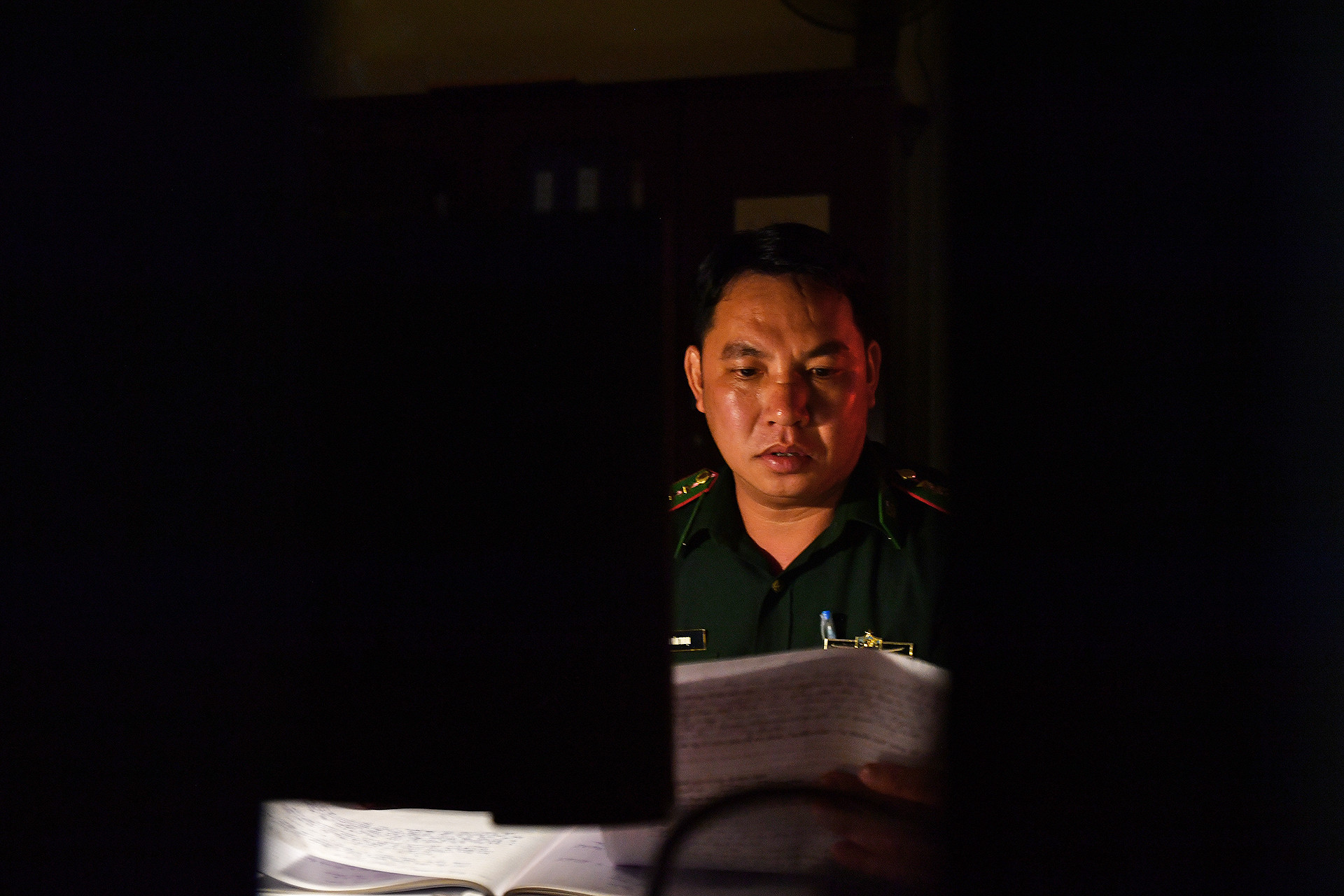 Là người dân tộc Lào, sinh ra và lớn lên ở bản Mường Và, xã Mường Và, huyện Sốp Cộp, tỉnh Sơn La, cho nên từ nhỏ Đại úy quân nhân chuyên nghiệp Lò Văn Thoại đã canh cánh ước mơ "gieo chữ" trên rẻo cao. Sau này, khi đã trở thành cán bộ Đội vận động quần chúng, đặc biệt là từ thời điểm được vinh dự đứng vào hàng ngũ của Đảng vào tháng 9/2008, anh càng hết lòng theo đuổi ước mơ xóa mù chữ cho bà con đồng bào dân tộc thiểu số. Trong ảnh: Đêm đã khuya, nhưng đồng chí Lò Văn Thoại vẫn miệt mài soạn giáo án giảng dạy sau giờ làm việc.