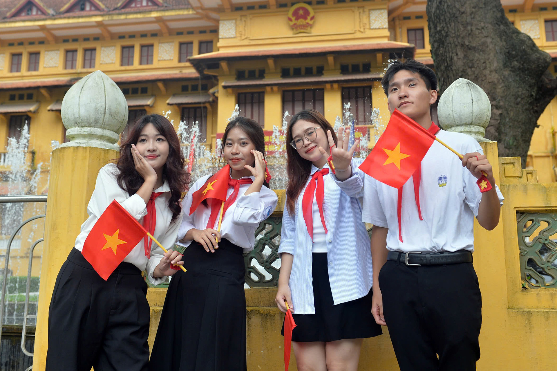 Thời gian gần đây, trụ sở Bộ Ngoại giao cũng là một trong những địa điểm được giới trẻ thường xuyên lui tới để có cho mình những tấm ảnh chào mừng Lễ Quốc khánh. Thời gian gần đây, trụ sở Bộ Ngoại giao cũng là một trong những địa điểm được giới trẻ thường xuyên lui tới để có cho mình những tấm ảnh chào mừng Lễ Quốc khánh.