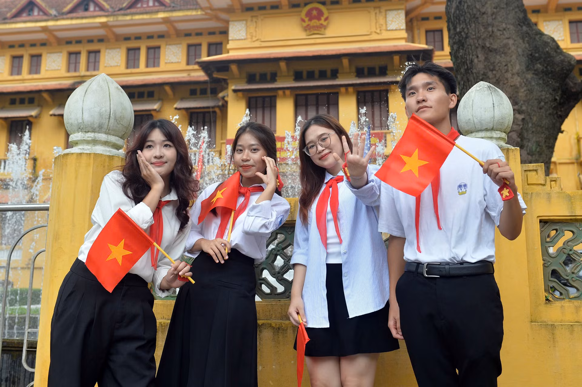 Thời gian gần đây, trụ sở Bộ Ngoại giao cũng là một trong những địa điểm được giới trẻ thường xuyên lui tới để có cho mình những tấm ảnh chào mừng Lễ Quốc khánh. Thời gian gần đây, trụ sở Bộ Ngoại giao cũng là một trong những địa điểm được giới trẻ thường xuyên lui tới để có cho mình những tấm ảnh chào mừng Lễ Quốc khánh.