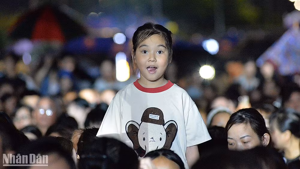 Một cô bé bất ngờ trước tiết mục ảo thuật tại Đêm nhạc hội.