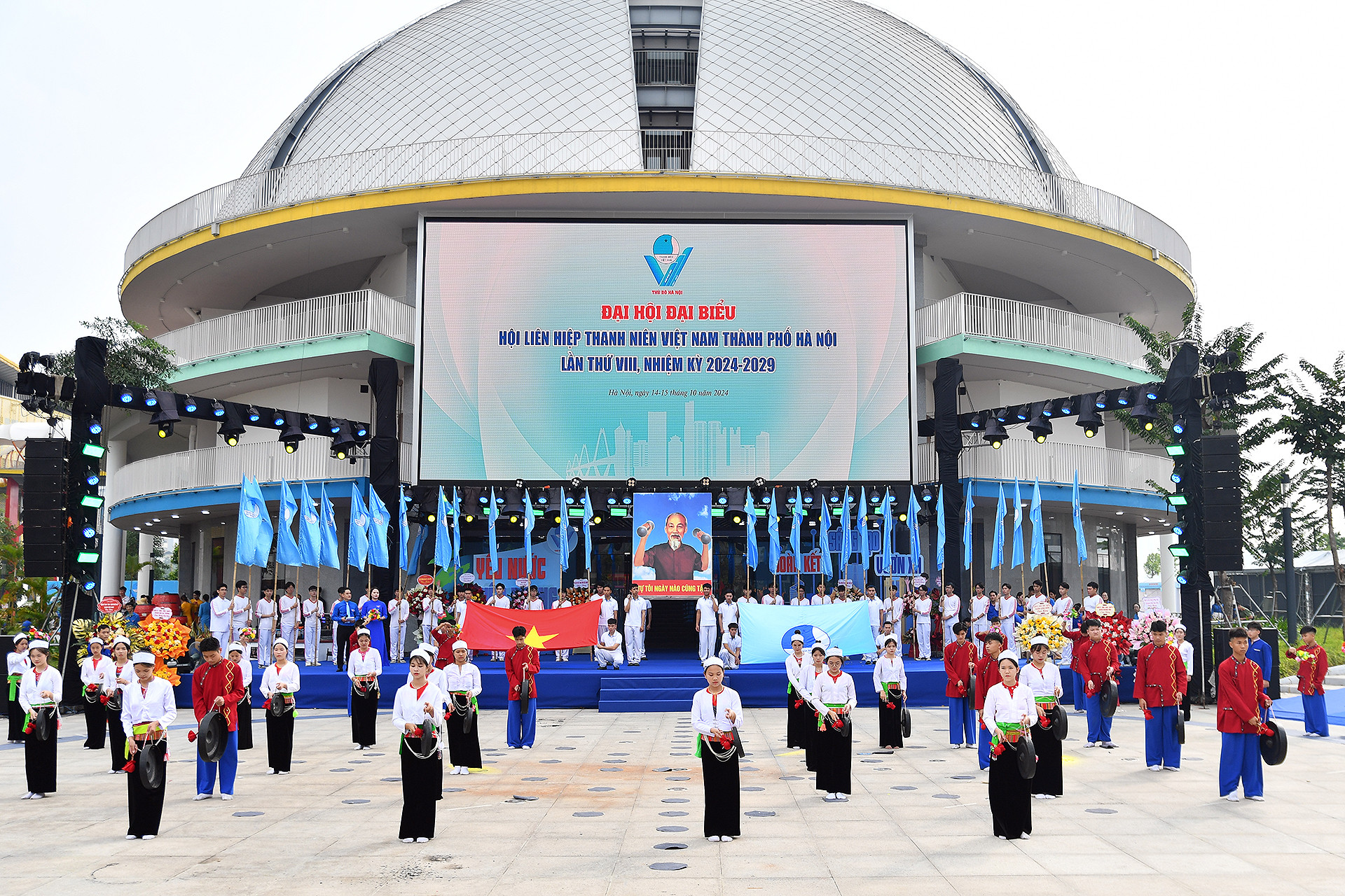 Khối thanh niên dân tộc với màn trình diễn cồng chiêng, thể hiện sức mạnh của sự đa dạng văn hóa trong việc tạo nên một Hà Nội hiện đại, phát triển mà vẫn giữ gìn được bản sắc riêng biệt của từng dân tộc.