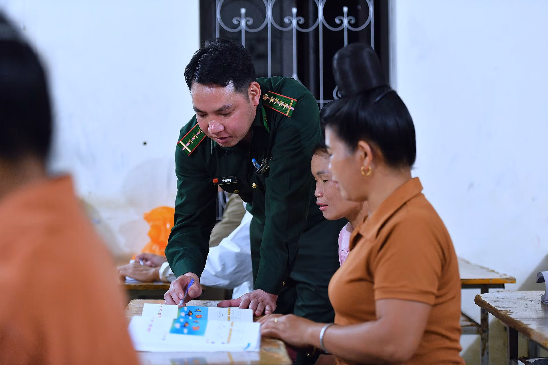 Rút kinh nghiệm từ những lần bị mời về ngay ở ngưỡng cửa nhà bà con, người cán bộ biên phòng bắt đầu áp dụng nguyên tắc "4 cùng", nghĩa là "cùng ăn, cùng ở, cùng làm, cùng nói tiếng dân tộc". Trong quá trình vận động, anh kiên trì giảng giải để người dân vùng cao hiểu rõ hơn những thuận lợi từ việc biết đọc, biết viết để vươn lên thoát nghèo. Rút kinh nghiệm từ những lần bị mời về ngay ở ngưỡng cửa nhà bà con, người cán bộ biên phòng bắt đầu áp dụng nguyên tắc "4 cùng", nghĩa là "cùng ăn, cùng ở, cùng làm, cùng nói tiếng dân tộc". Trong quá trình vận động, anh kiên trì giảng giải để người dân vùng cao hiểu rõ hơn những thuận lợi từ việc biết đọc, biết viết để vươn lên thoát nghèo.