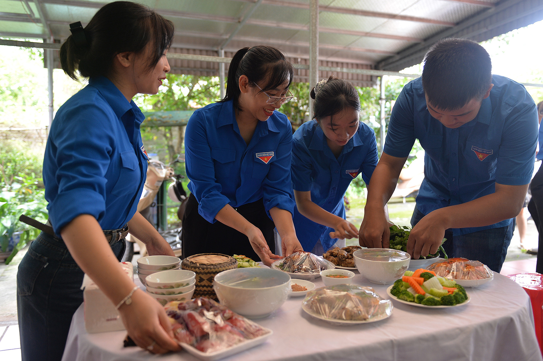 Các bạn trẻ chuẩn bị bữa cơm tại nhà ông Nguyễn Hữu Chấp.