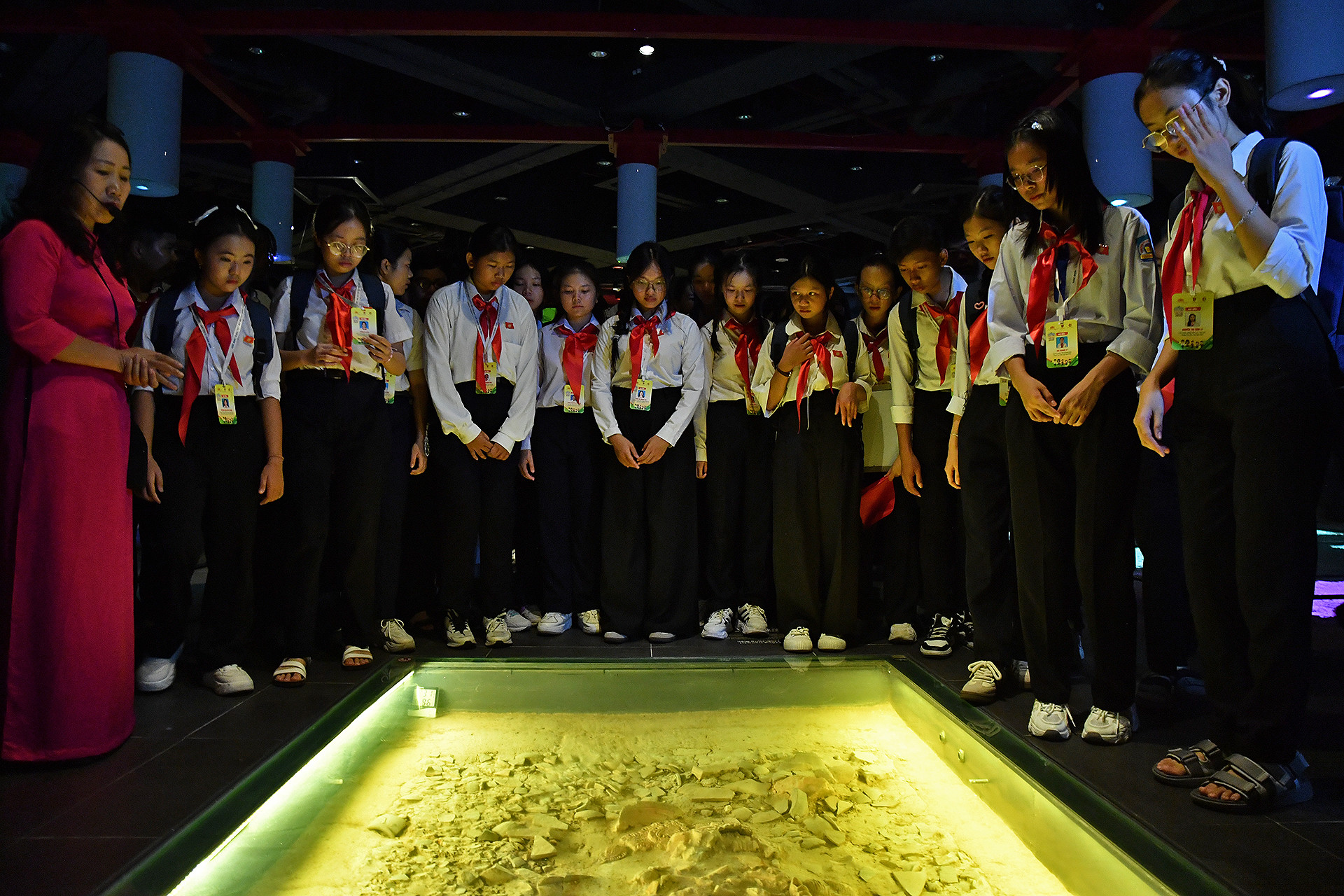 Các di tích nền móng kiến trúc của các thời kỳ được đặt dưới mặt sàn khu trưng bày. Các di tích nền móng kiến trúc của các thời kỳ được đặt dưới mặt sàn khu trưng bày.