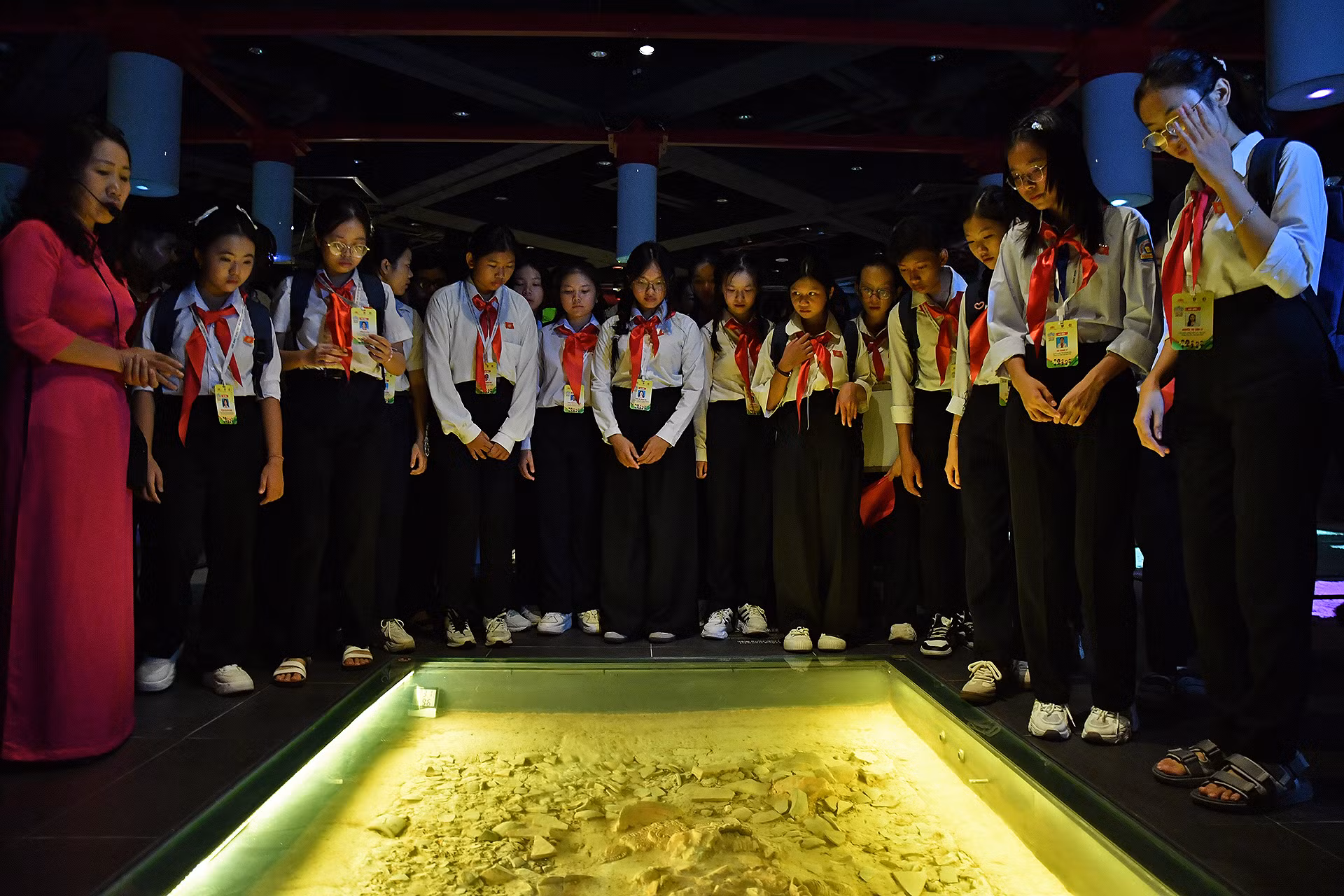 Các di tích nền móng kiến trúc của các thời kỳ được đặt dưới mặt sàn khu trưng bày.