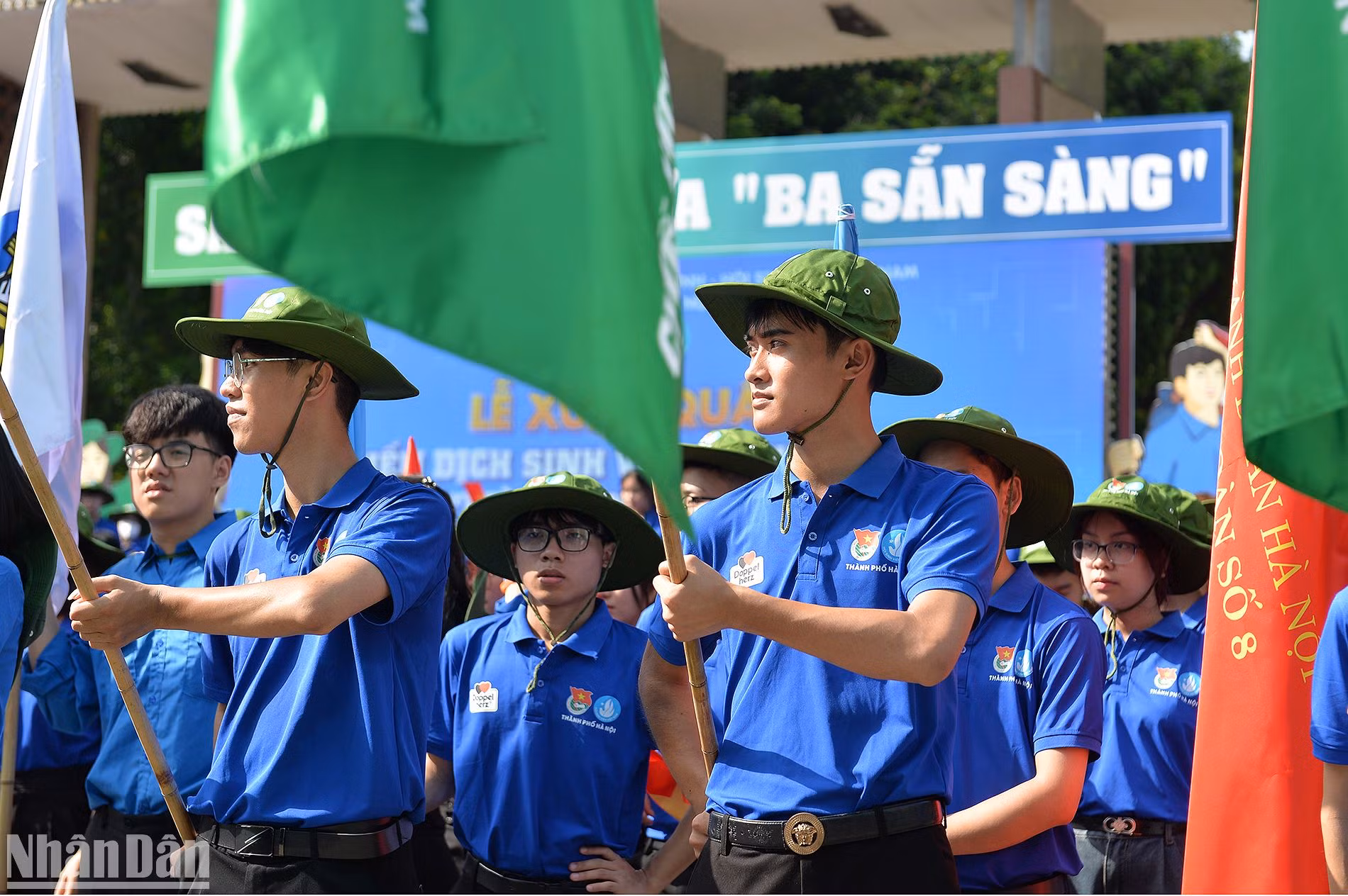 Các chiến sĩ tình nguyện "Mùa hè xanh" Thủ đô với tinh thần "Ba sẵn sàng".