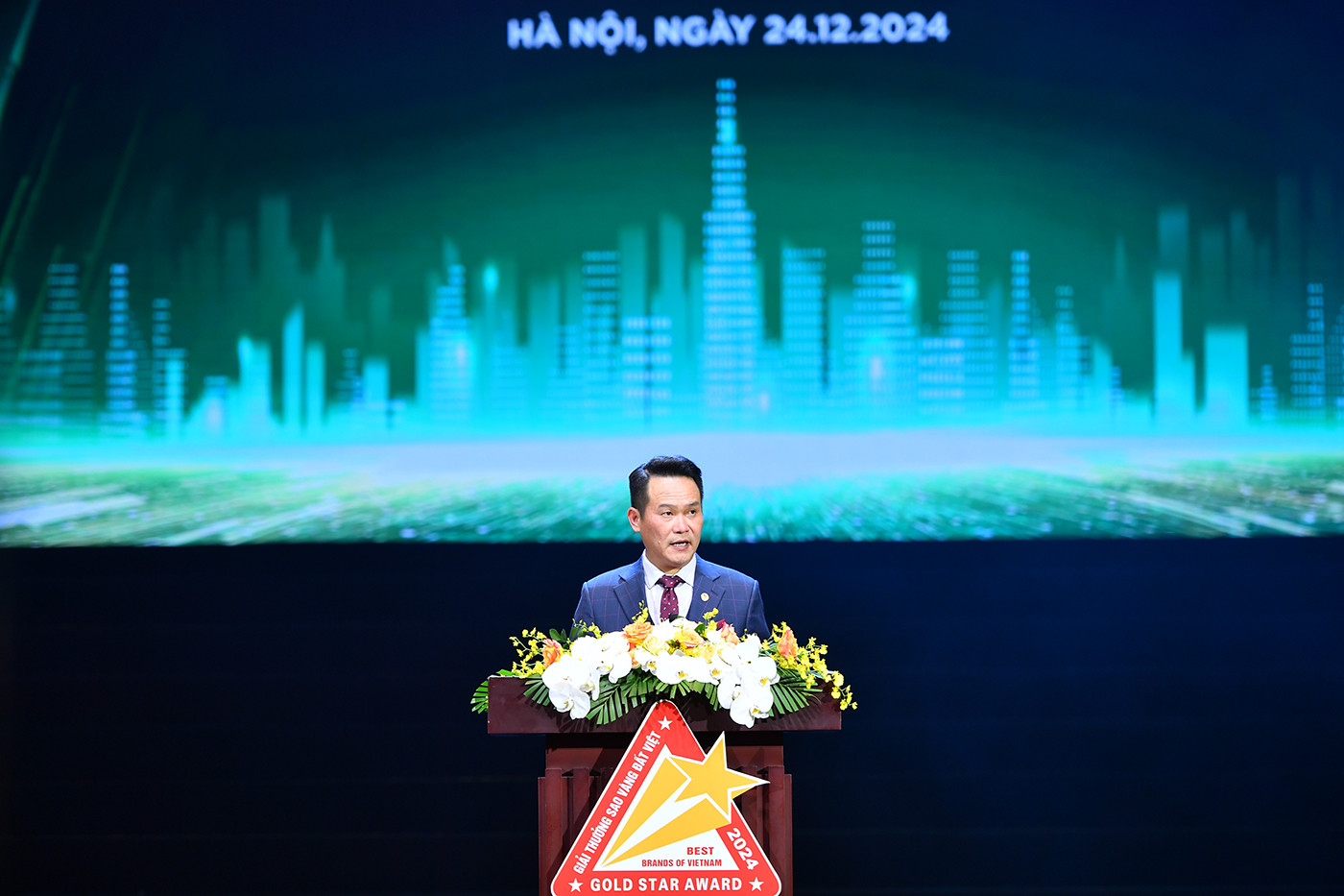 Chủ tịch Hội Doanh nhân trẻ Việt Nam Đặng Hồng Anh thông tin về Giải thưởng. Chủ tịch Hội Doanh nhân trẻ Việt Nam Đặng Hồng Anh thông tin về Giải thưởng.