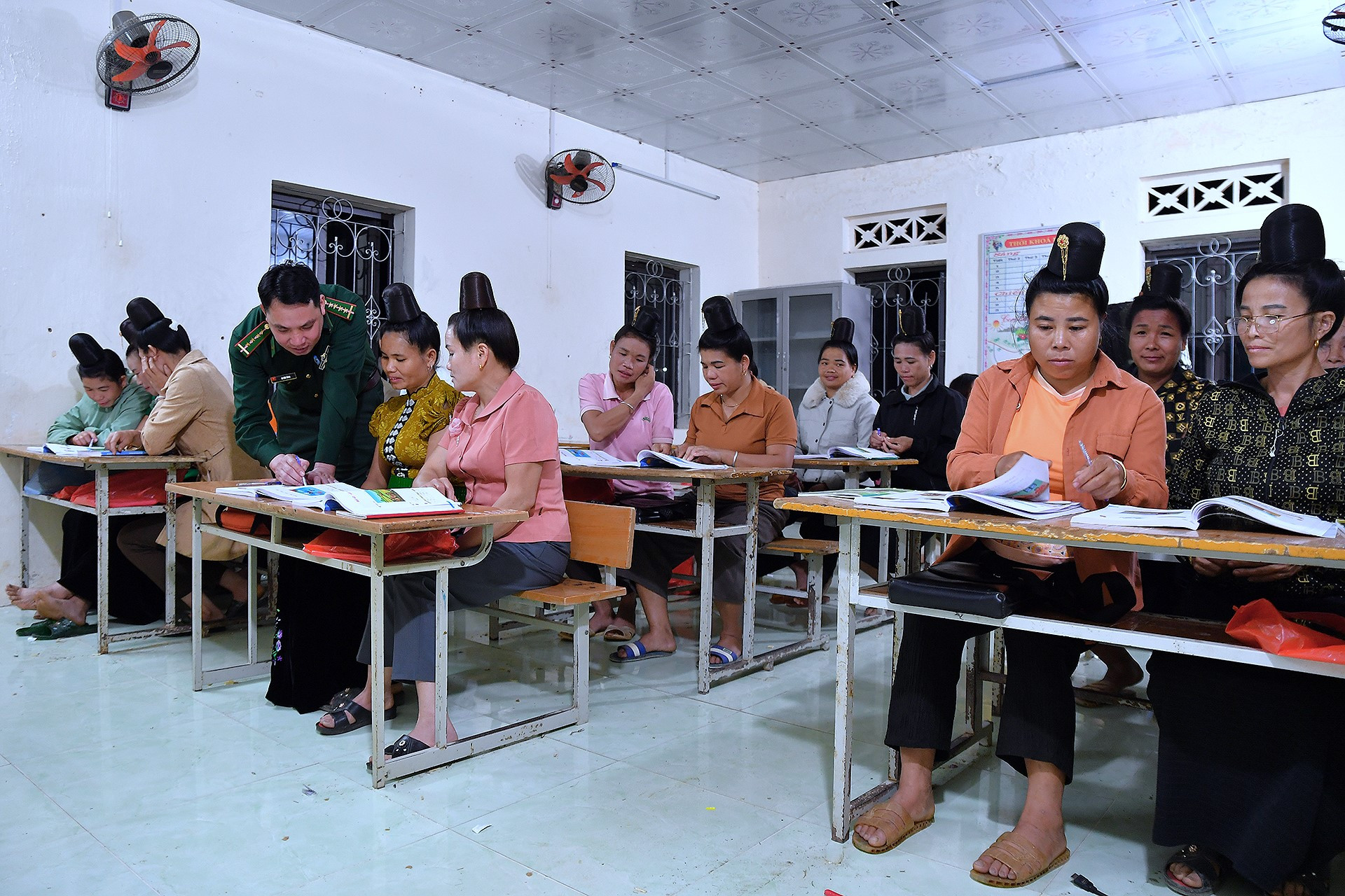 "Học sinh" của lớp là bà con các dân tộc H'Mông, Thái, Lào... Trong đó, không ít người đã có cháu nội, ngoại nhưng vẫn hằng ngày chăm chỉ tới lớp. Chia sẻ với phóng viên Báo Nhân Dân, bà con cho biết: Các buổi học thường có đủ 100% sĩ số lớp bởi không ai muốn bỏ lỡ dù chỉ 1 tiết học, nhất là khi thầy giáo không bao giờ vắng dạy.