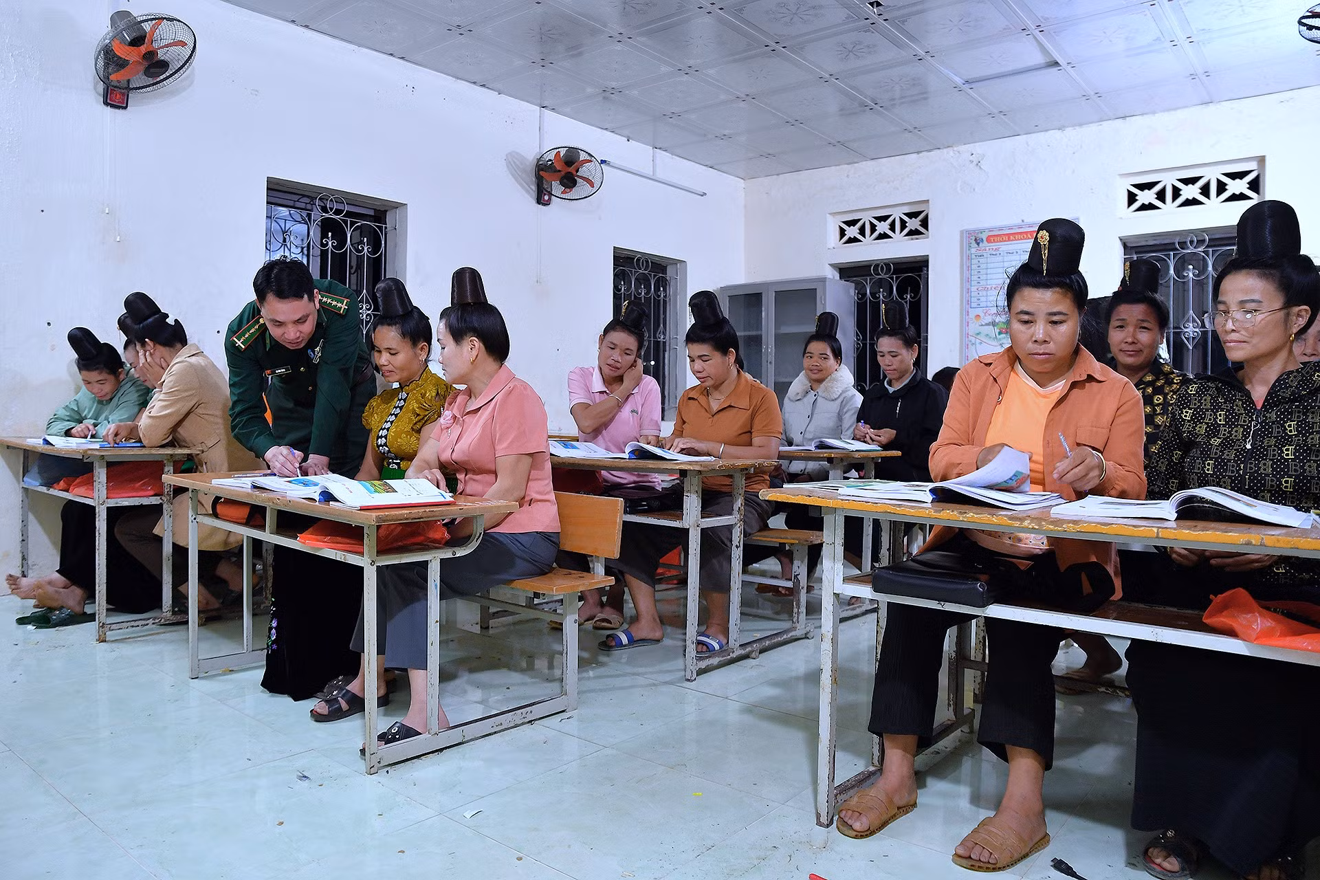 "Học sinh" của lớp là bà con các dân tộc H'Mông, Thái, Lào... Trong đó, không ít người đã có cháu nội, ngoại nhưng vẫn hằng ngày chăm chỉ tới lớp. Chia sẻ với phóng viên Báo Nhân Dân, bà con cho biết: Các buổi học thường có đủ 100% sĩ số lớp bởi không ai muốn bỏ lỡ dù chỉ 1 tiết học, nhất là khi thầy giáo không bao giờ vắng dạy. "Học sinh" của lớp là bà con các dân tộc H'Mông, Thái, Lào... Trong đó, không ít người đã có cháu nội, ngoại nhưng vẫn hằng ngày chăm chỉ tới lớp. Chia sẻ với phóng viên Báo Nhân Dân, bà con cho biết: Các buổi học thường có đủ 100% sĩ số lớp bởi không ai muốn bỏ lỡ dù chỉ 1 tiết học, nhất là khi thầy giáo không bao giờ vắng dạy.