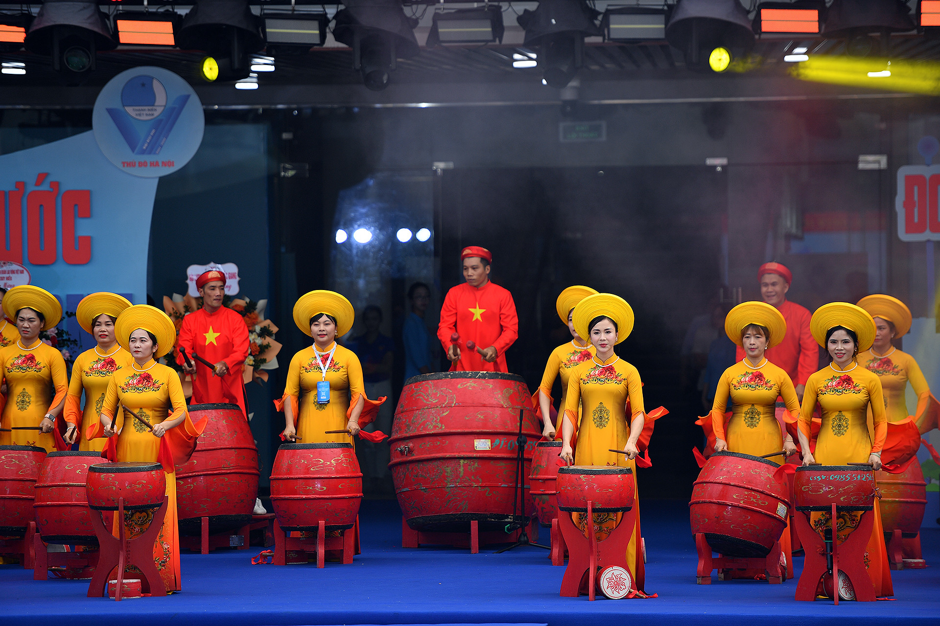 Buổi lễ mở đầu bằng màn trình diễn trống hội Thăng Long, một trong những nét văn hóa đặc trưng của Thủ đô.