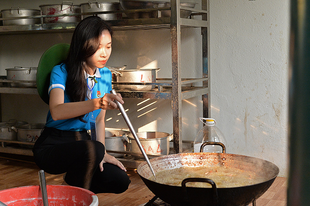 Các bạn trẻ trở thành những "đầu bếp" của thiếu nhi vùng cao.