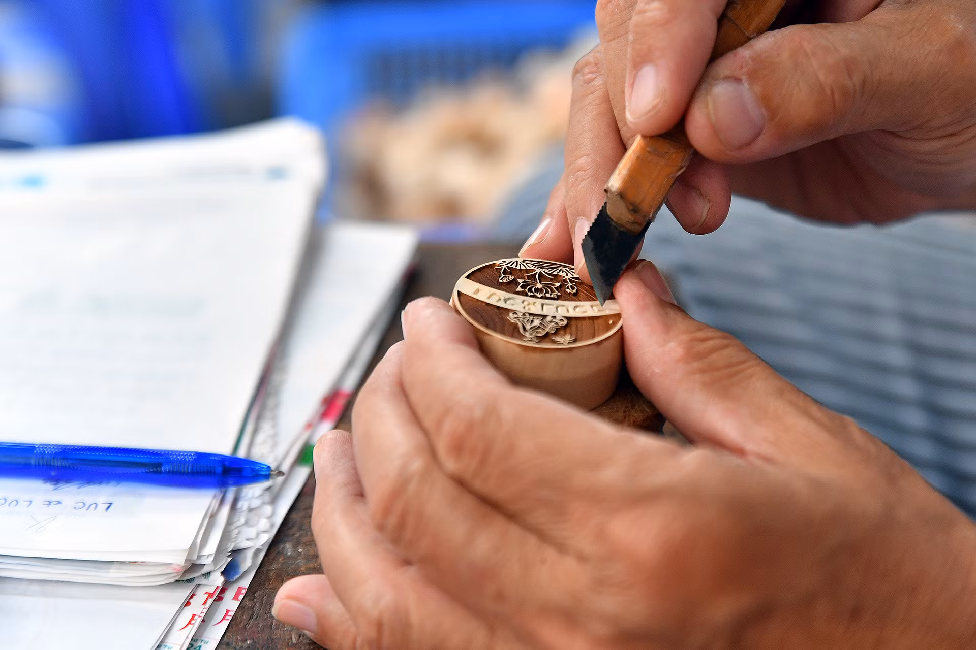 Trải qua biết bao thăng trầm, nghề triện khắc gỗ dần mai một. Các nghệ nhân hầu như chỉ còn tập trung vào "dòng sản phẩm" con dấu gỗ, vốn rất được khách du lịch và các bạn trẻ ưa chuộng. Trải qua biết bao thăng trầm, nghề triện khắc gỗ dần mai một. Các nghệ nhân hầu như chỉ còn tập trung vào "dòng sản phẩm" con dấu gỗ, vốn rất được khách du lịch và các bạn trẻ ưa chuộng.