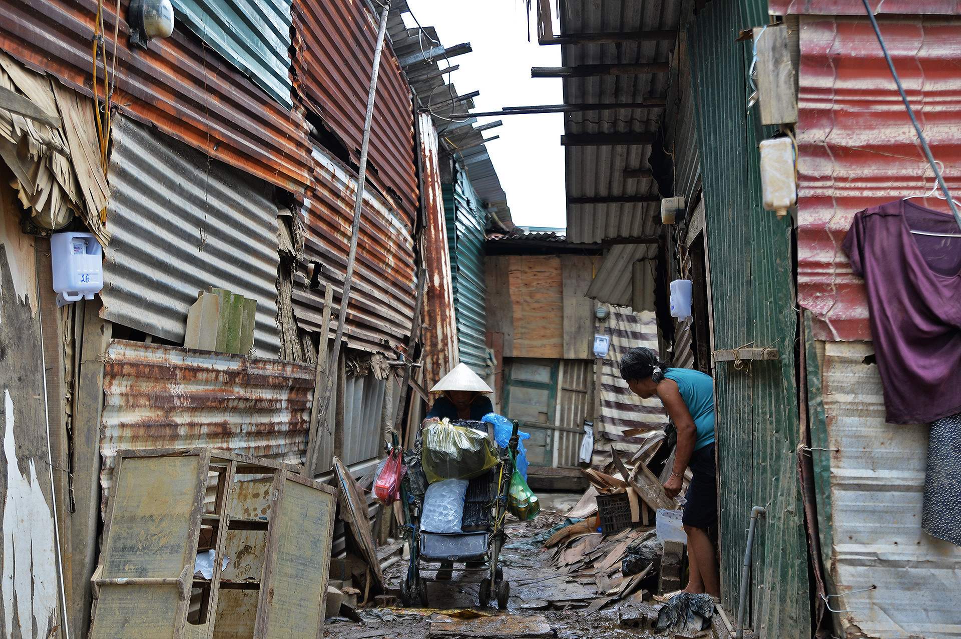 Đến từ nhiều địa phương như Nam Định, Bắc Ninh, Hưng Yên, Hải Dương..., người dân trong xóm lâu nay sống với mức thuê hằng tháng khoảng 1 triệu đồng mỗi "căn nhà". Đến từ nhiều địa phương như Nam Định, Bắc Ninh, Hưng Yên, Hải Dương..., người dân trong xóm lâu nay sống với mức thuê hằng tháng khoảng 1 triệu đồng mỗi "căn nhà".